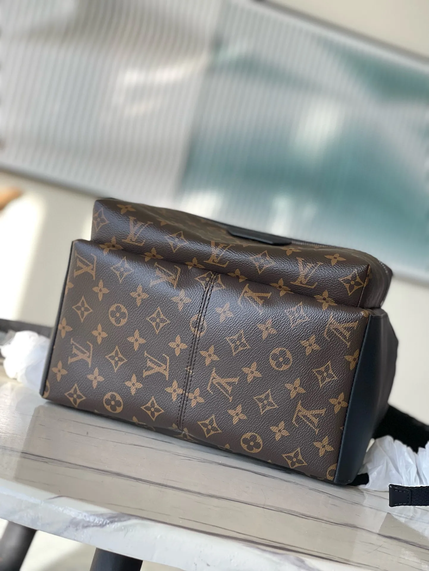 💰960 Top Original M22558 Presbyopia This Discovery small backpack is made of Monogram Eclipse canvas and continues its flexible functionality in a more compact configuration. Exterior pockets, zippered front pockets, and open side pockets provide easy access, while interior pockets keep things organized. Dimensions: 29 x 38 x 20 cm