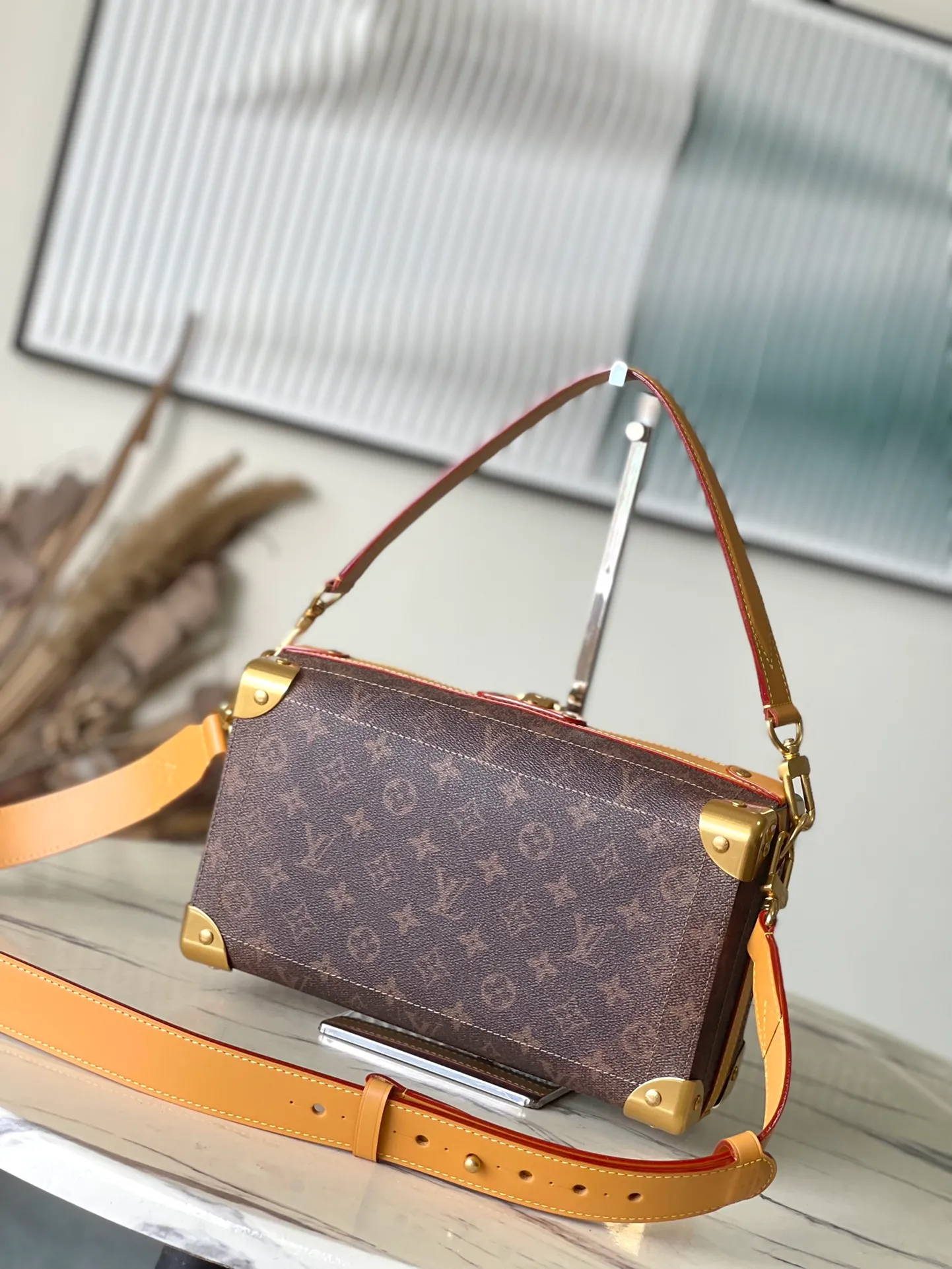 💰1400 (Steel Hardware) Top Original Order M11536 Presbyopia This Soul Trunk East West handbag is made of Monogram Dust canvas, with reinforced metal corners to show Pharrell Wiliams' respect for the brand's traditional hard box. Magnetic closure provides easy access to the main compartment, while removable leather handles and a removable and adjustable shoulder strap allow for hand, shoulder or cross-body wear. Dimensions: 29 × 17.5 × 10 cm