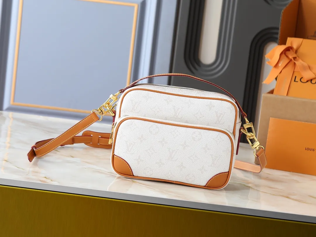 💰260💰Upgraded from the original M13987 M14016 M14988 M26068 M15296 M14682 M14025 This Nil handbag shines with the elegant luster of cow leather, and uses beaded rivets to fix the Louis Vuitton Paris patch on the front. The side lock buckle highlights the urban style, and the main compartment zipper pull is embellished with LV lettering. Dimensions: 25.0 x 17.5 x 11.0 cm (length x height x width)