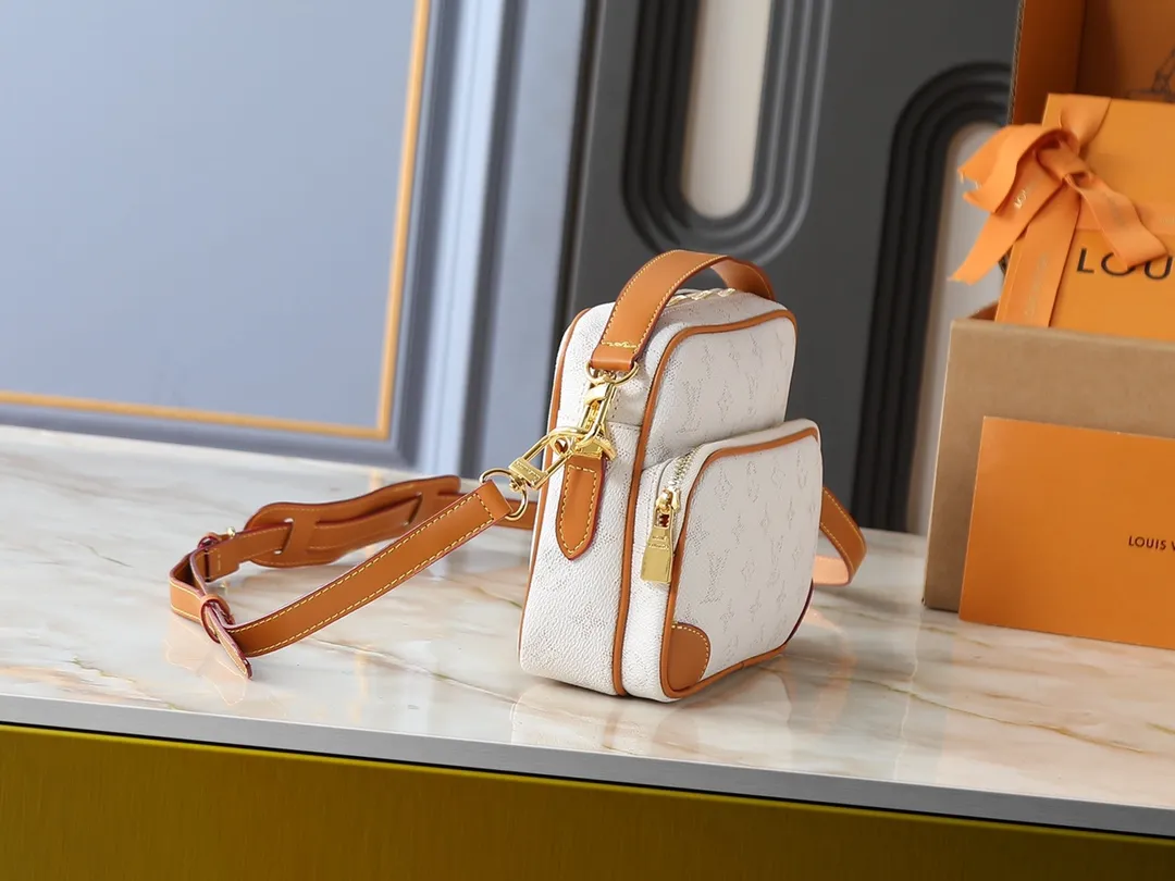 💰260💰Upgraded from the original M13987 M14016 M14988 M26068 M15296 M14682 M14025 This Nil handbag shines with the elegant luster of cow leather, and uses beaded rivets to fix the Louis Vuitton Paris patch on the front. The side lock buckle highlights the urban style, and the main compartment zipper pull is embellished with LV lettering. Dimensions: 25.0 x 17.5 x 11.0 cm (length x height x width)
