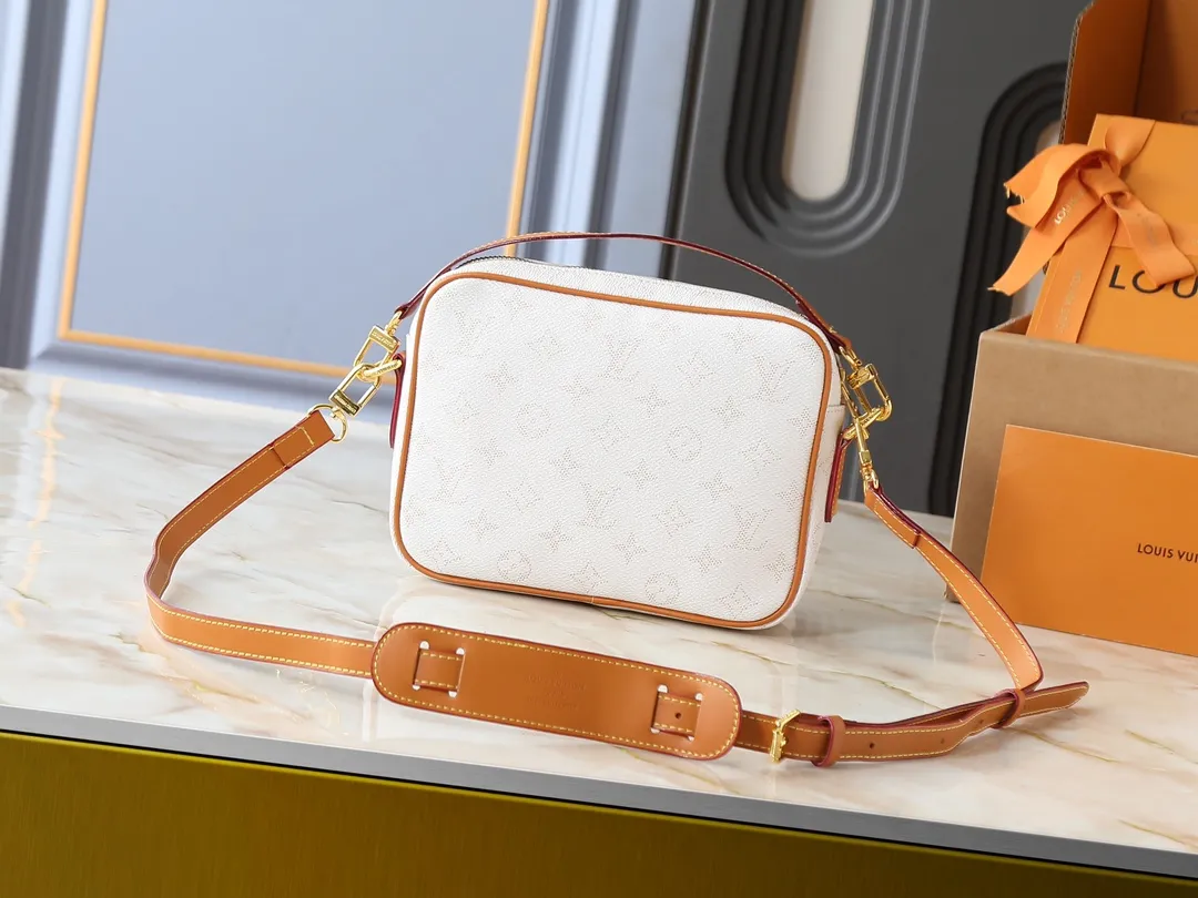 💰260💰Upgraded from the original M13987 M14016 M14988 M26068 M15296 M14682 M14025 This Nil handbag shines with the elegant luster of cow leather, and uses beaded rivets to fix the Louis Vuitton Paris patch on the front. The side lock buckle highlights the urban style, and the main compartment zipper pull is embellished with LV lettering. Dimensions: 25.0 x 17.5 x 11.0 cm (length x height x width)