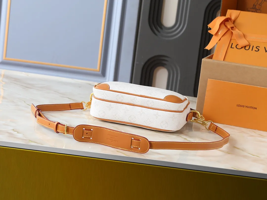 💰260💰Upgraded from the original M13987 M14016 M14988 M26068 M15296 M14682 M14025 This Nil handbag shines with the elegant luster of cow leather, and uses beaded rivets to fix the Louis Vuitton Paris patch on the front. The side lock buckle highlights the urban style, and the main compartment zipper pull is embellished with LV lettering. Dimensions: 25.0 x 17.5 x 11.0 cm (length x height x width)