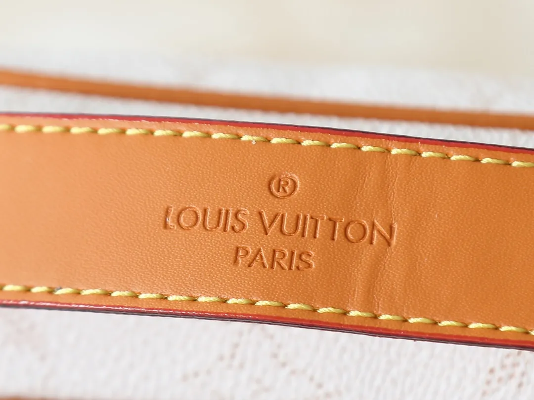 💰260💰Upgraded from the original M13987 M14016 M14988 M26068 M15296 M14682 M14025 This Nil handbag shines with the elegant luster of cow leather, and uses beaded rivets to fix the Louis Vuitton Paris patch on the front. The side lock buckle highlights the urban style, and the main compartment zipper pull is embellished with LV lettering. Dimensions: 25.0 x 17.5 x 11.0 cm (length x height x width)