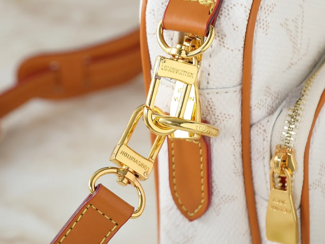 💰260💰Upgraded from the original M13987 M14016 M14988 M26068 M15296 M14682 M14025 This Nil handbag shines with the elegant luster of cow leather, and uses beaded rivets to fix the Louis Vuitton Paris patch on the front. The side lock buckle highlights the urban style, and the main compartment zipper pull is embellished with LV lettering. Dimensions: 25.0 x 17.5 x 11.0 cm (length x height x width)