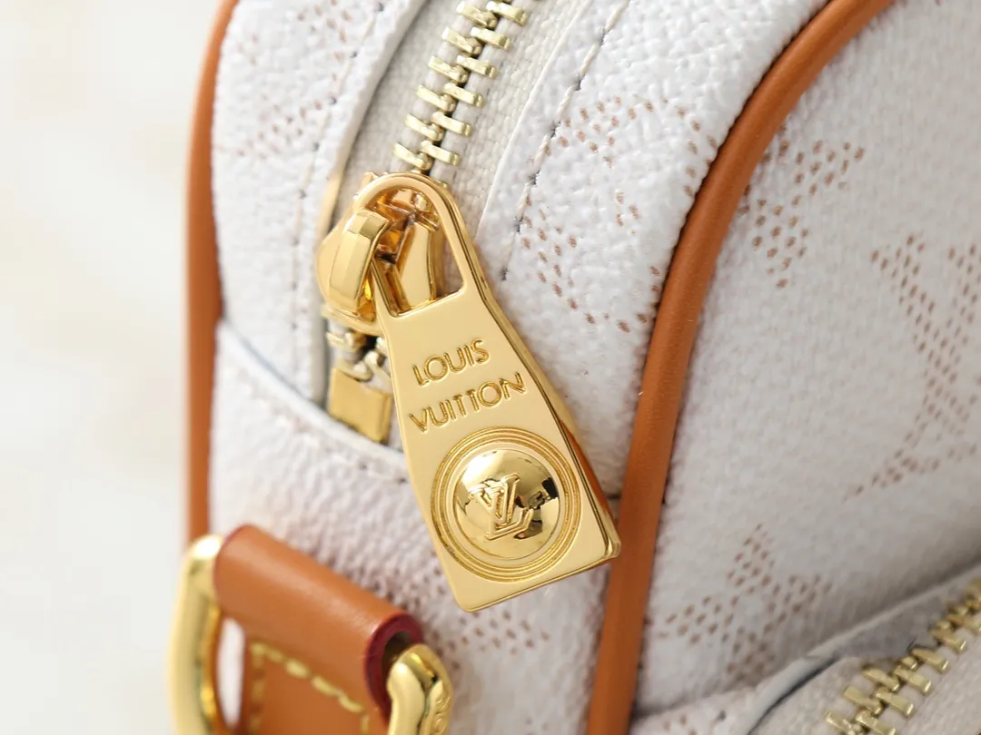 💰260💰Upgraded from the original M13987 M14016 M14988 M26068 M15296 M14682 M14025 This Nil handbag shines with the elegant luster of cow leather, and uses beaded rivets to fix the Louis Vuitton Paris patch on the front. The side lock buckle highlights the urban style, and the main compartment zipper pull is embellished with LV lettering. Dimensions: 25.0 x 17.5 x 11.0 cm (length x height x width)