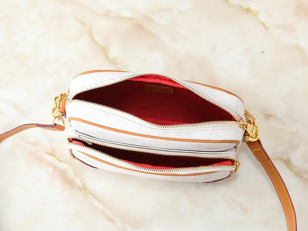 💰260💰Upgraded from the original M13987 M14016 M14988 M26068 M15296 M14682 M14025 This Nil handbag shines with the elegant luster of cow leather, and uses beaded rivets to fix the Louis Vuitton Paris patch on the front. The side lock buckle highlights the urban style, and the main compartment zipper pull is embellished with LV lettering. Dimensions: 25.0 x 17.5 x 11.0 cm (length x height x width)