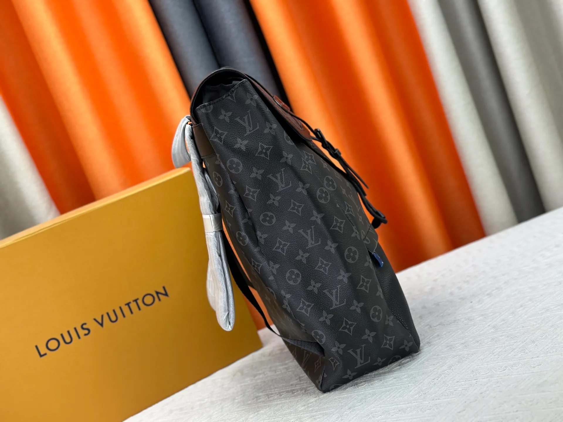 P360 M45913 The new Saumur backpack gives a modern touch to Louis Vuitton’s classic piece, the equestrian-style Saumur handbag born in 1986. The understated Monogram Eclipse canvas is paired with leather details inspired by the brand's heritage, including buckled shoulder straps with hidden magnetic closures. Equipped with a spacious main compartment and a unique notebook pocket, it is versatile and a perfect companion for daily travel. Dimensions: 27.0 x 42.0 x 13.0 cm (length x height x width)-7