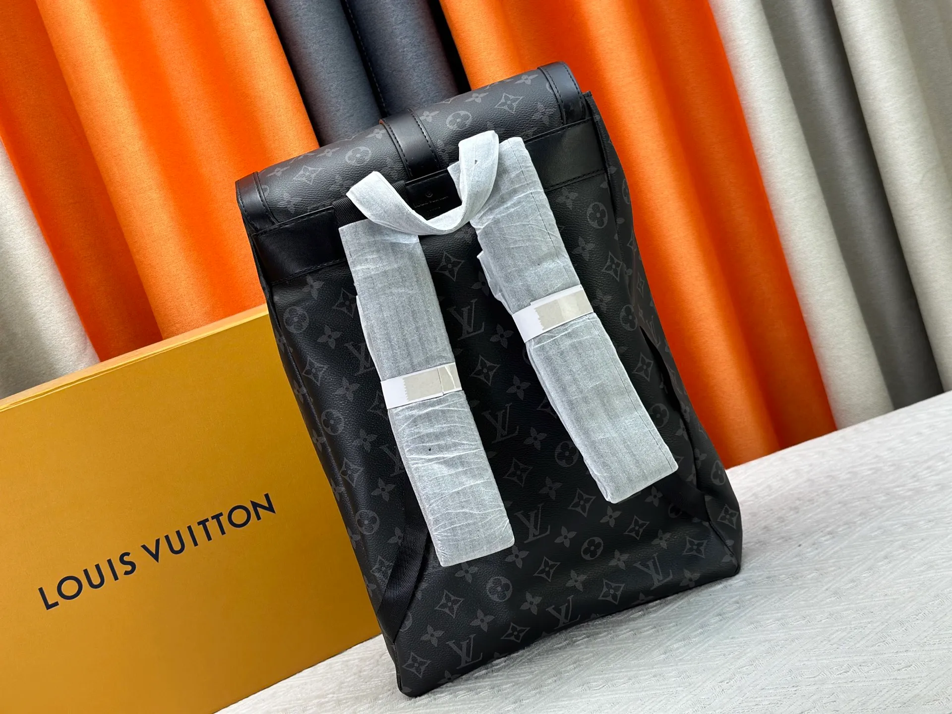 P360 M45913 The new Saumur backpack gives a modern touch to Louis Vuitton’s classic piece, the equestrian-style Saumur handbag born in 1986. The understated Monogram Eclipse canvas is paired with leather details inspired by the brand's heritage, including buckled shoulder straps with hidden magnetic closures. Equipped with a spacious main compartment and a unique notebook pocket, it is versatile and a perfect companion for daily travel. Dimensions: 27.0 x 42.0 x 13.0 cm (length x height x width)-7