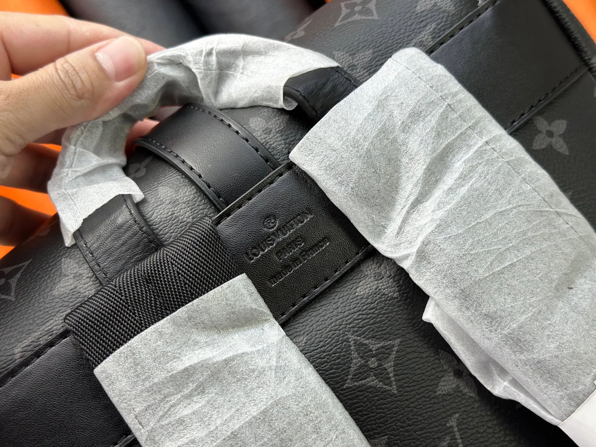 P360 M45913 The new Saumur backpack gives a modern touch to Louis Vuitton’s classic piece, the equestrian-style Saumur handbag born in 1986. The understated Monogram Eclipse canvas is paired with leather details inspired by the brand's heritage, including buckled shoulder straps with hidden magnetic closures. Equipped with a spacious main compartment and a unique notebook pocket, it is versatile and a perfect companion for daily travel. Dimensions: 27.0 x 42.0 x 13.0 cm (length x height x width)-7