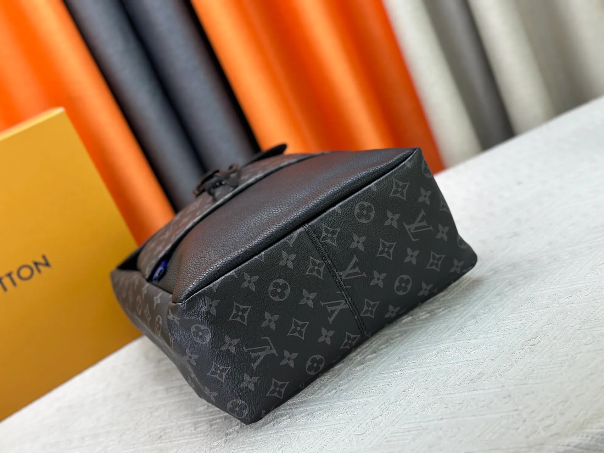 P360 M45913 The new Saumur backpack gives a modern touch to Louis Vuitton’s classic piece, the equestrian-style Saumur handbag born in 1986. The understated Monogram Eclipse canvas is paired with leather details inspired by the brand's heritage, including buckled shoulder straps with hidden magnetic closures. Equipped with a spacious main compartment and a unique notebook pocket, it is versatile and a perfect companion for daily travel. Dimensions: 27.0 x 42.0 x 13.0 cm (length x height x width)-7