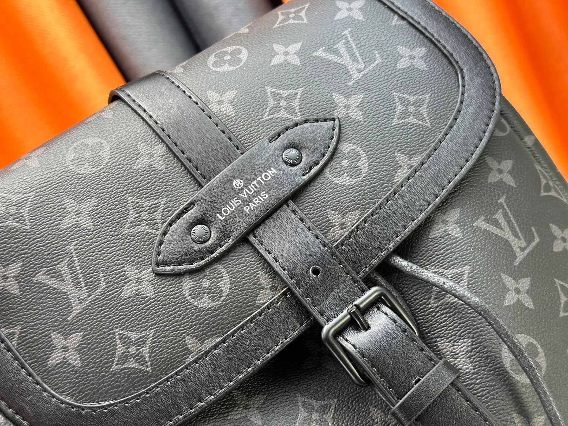 P360 M45913 The new Saumur backpack gives a modern touch to Louis Vuitton’s classic piece, the equestrian-style Saumur handbag born in 1986. The understated Monogram Eclipse canvas is paired with leather details inspired by the brand's heritage, including buckled shoulder straps with hidden magnetic closures. Equipped with a spacious main compartment and a unique notebook pocket, it is versatile and a perfect companion for daily travel. Dimensions: 27.0 x 42.0 x 13.0 cm (length x height x width)-7