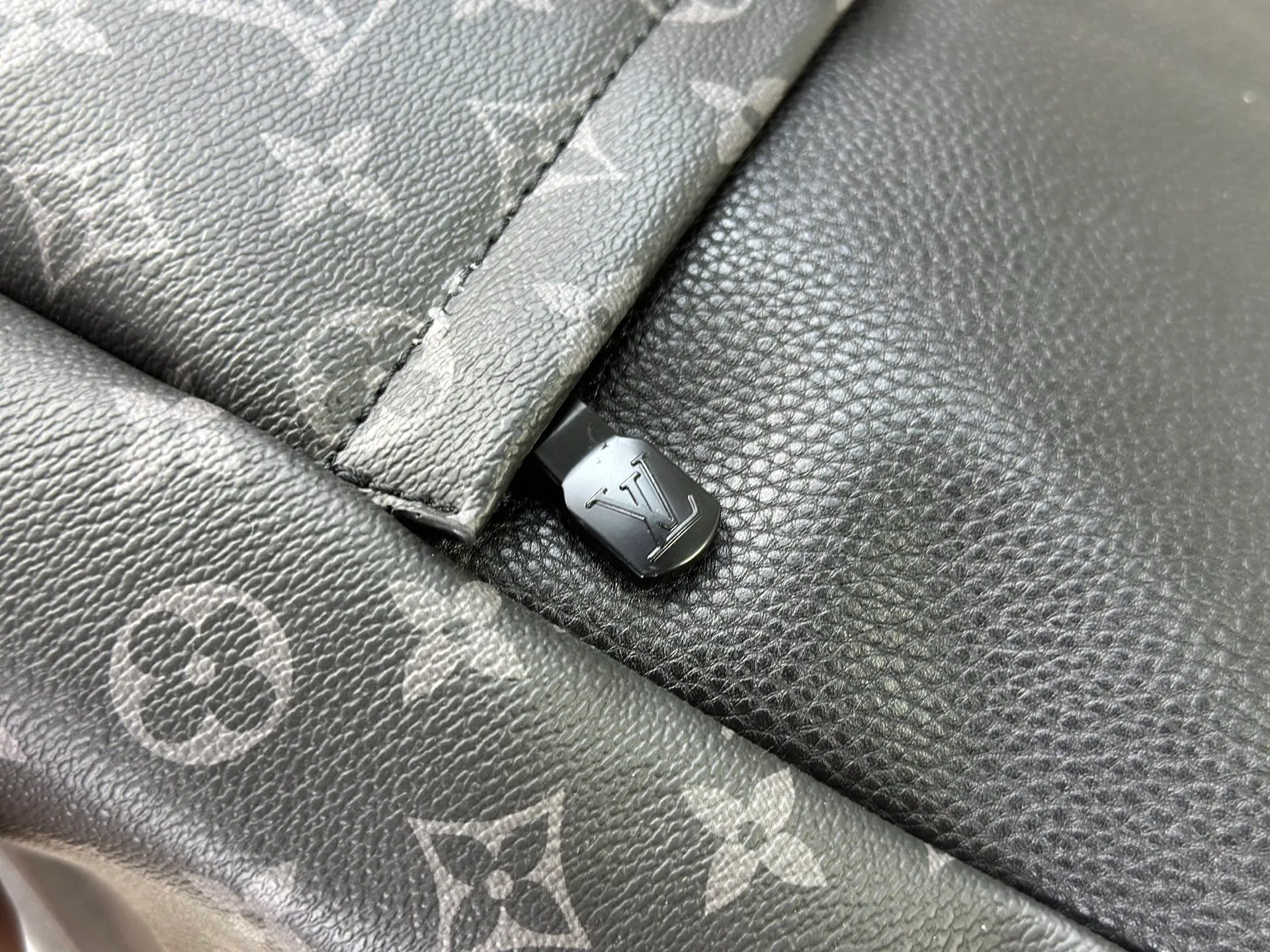 P360 M45913 The new Saumur backpack gives a modern touch to Louis Vuitton’s classic piece, the equestrian-style Saumur handbag born in 1986. The understated Monogram Eclipse canvas is paired with leather details inspired by the brand's heritage, including buckled shoulder straps with hidden magnetic closures. Equipped with a spacious main compartment and a unique notebook pocket, it is versatile and a perfect companion for daily travel. Dimensions: 27.0 x 42.0 x 13.0 cm (length x height x width)-7
