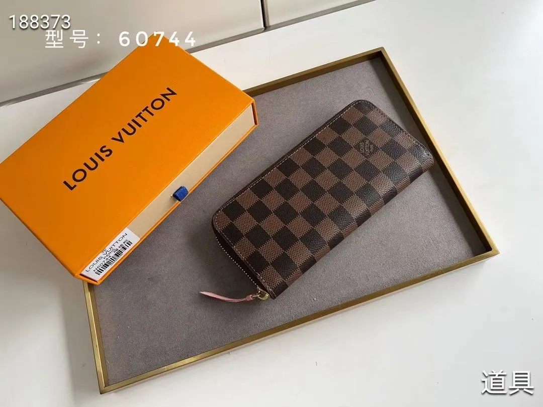 P100💰💎The original LV Clemence wallet is small and compact but has ample capacity. It is made of exquisite and durable Monogram canvas material. Bright color lining and leather zippers show off the playful charm of women. Model: 60744/60742. Size: 19.5×9×1.5cm