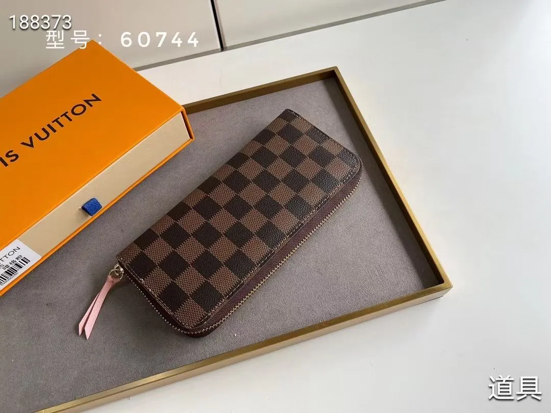 P100💰💎The original LV Clemence wallet is small and compact but has ample capacity. It is made of exquisite and durable Monogram canvas material. Bright color lining and leather zippers show off the playful charm of women. Model: 60744/60742. Size: 19.5×9×1.5cm