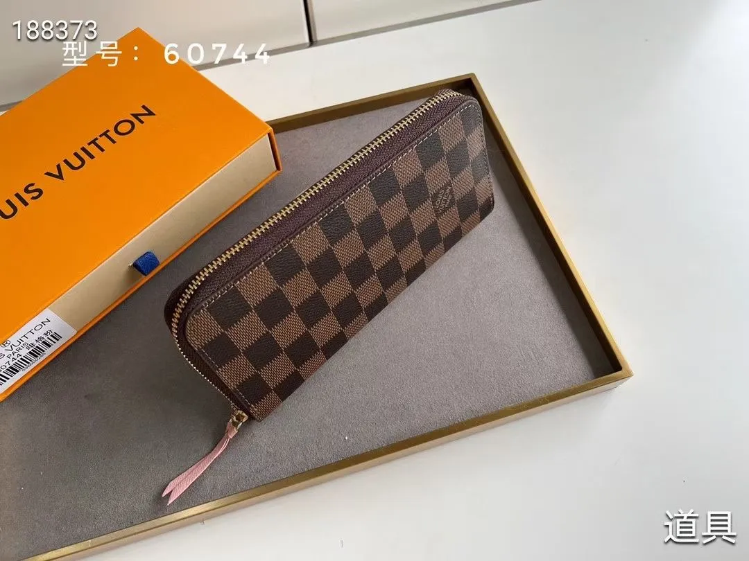 P100💰💎The original LV Clemence wallet is small and compact but has ample capacity. It is made of exquisite and durable Monogram canvas material. Bright color lining and leather zippers show off the playful charm of women. Model: 60744/60742. Size: 19.5×9×1.5cm