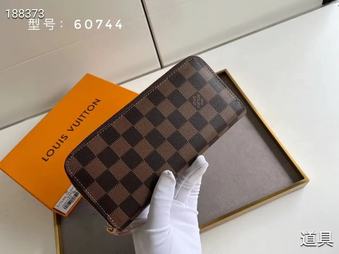 P100💰💎The original LV Clemence wallet is small and compact but has ample capacity. It is made of exquisite and durable Monogram canvas material. Bright color lining and leather zippers show off the playful charm of women. Model: 60744/60742. Size: 19.5×9×1.5cm