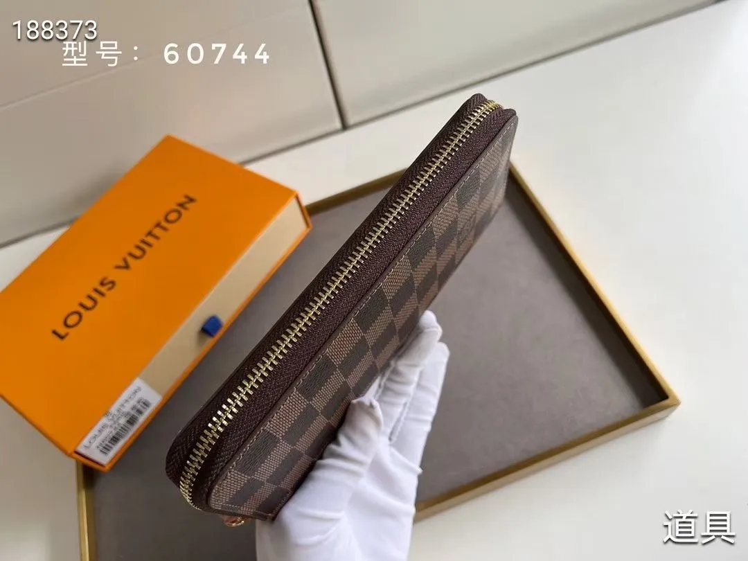 P100💰💎The original LV Clemence wallet is small and compact but has ample capacity. It is made of exquisite and durable Monogram canvas material. Bright color lining and leather zippers show off the playful charm of women. Model: 60744/60742. Size: 19.5×9×1.5cm