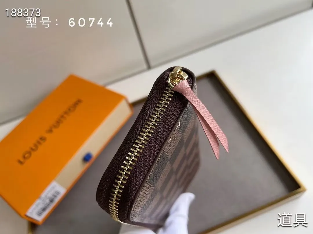 P100💰💎The original LV Clemence wallet is small and compact but has ample capacity. It is made of exquisite and durable Monogram canvas material. Bright color lining and leather zippers show off the playful charm of women. Model: 60744/60742. Size: 19.5×9×1.5cm