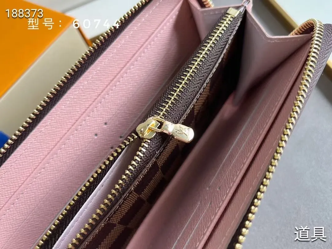 P100💰💎The original LV Clemence wallet is small and compact but has ample capacity. It is made of exquisite and durable Monogram canvas material. Bright color lining and leather zippers show off the playful charm of women. Model: 60744/60742. Size: 19.5×9×1.5cm