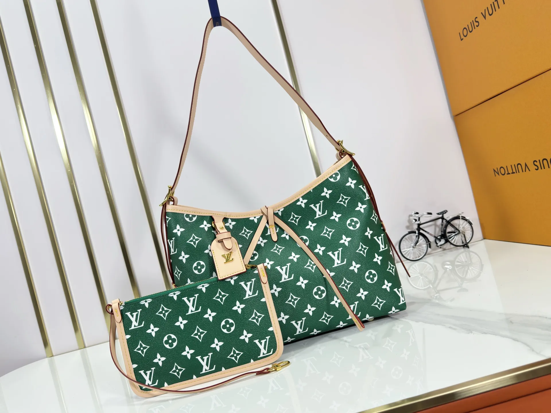 P280 upgraded original M24861 M25143 M46203 M46197 Colorful, legendary CarryAll medium handbag, with Monogram canvas and leather trimming to create a body-fitting design. There's a zipped pocket inside the ample space, and a detachable zipped clutch adds a functional element, with a buckle-adjustable handle. Small size: 29 x 24 x 12 cm,