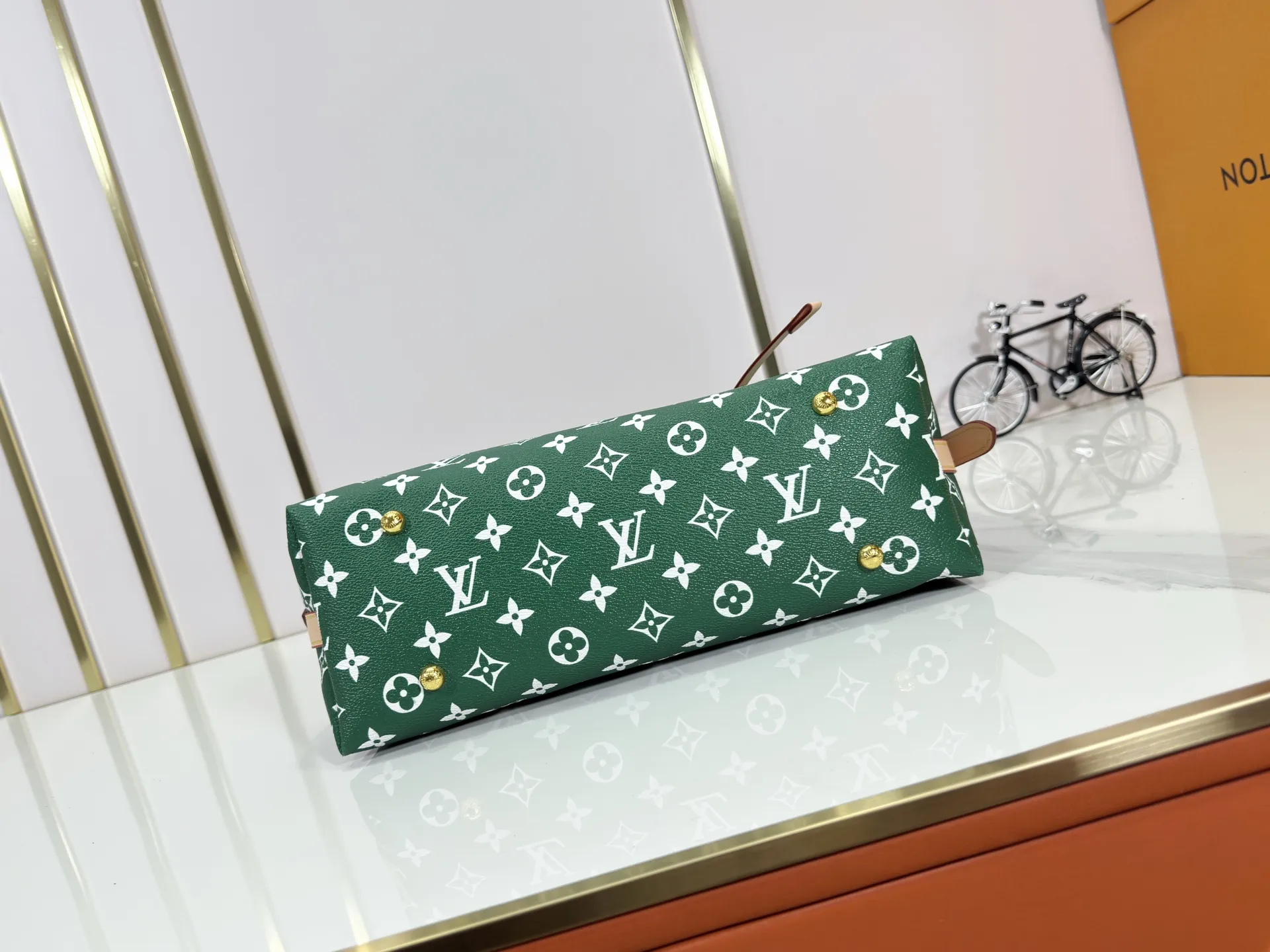 P280 upgraded original M24861 M25143 M46203 M46197 Colorful, legendary CarryAll medium handbag, with Monogram canvas and leather trimming to create a body-fitting design. There's a zipped pocket inside the ample space, and a detachable zipped clutch adds a functional element, with a buckle-adjustable handle. Small size: 29 x 24 x 12 cm,