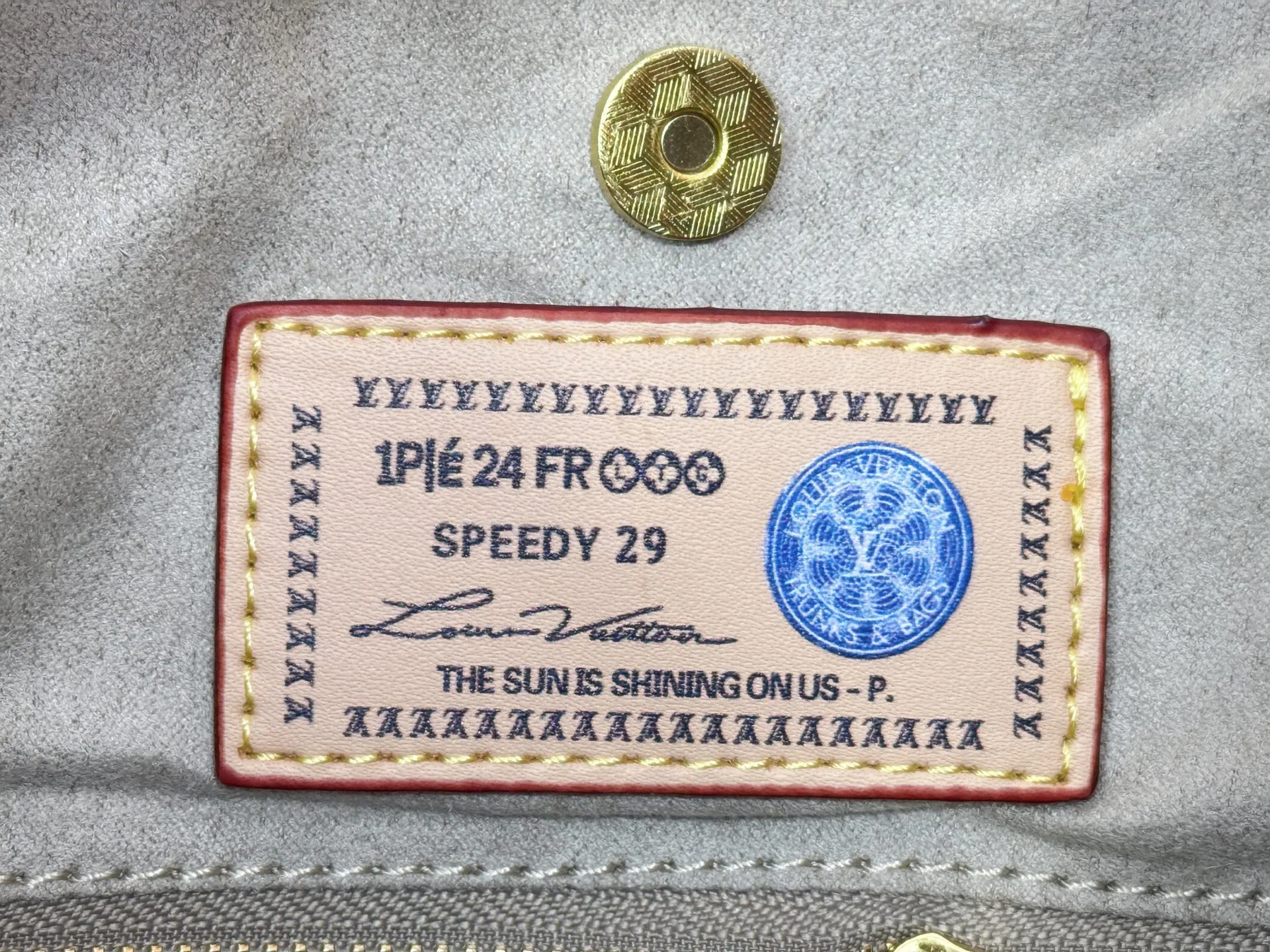 P280 upgraded original M24861 M25143 M46203 M46197 Colorful, legendary CarryAll medium handbag, with Monogram canvas and leather trimming to create a body-fitting design. There's a zipped pocket inside the ample space, and a detachable zipped clutch adds a functional element, with a buckle-adjustable handle. Small size: 29 x 24 x 12 cm,