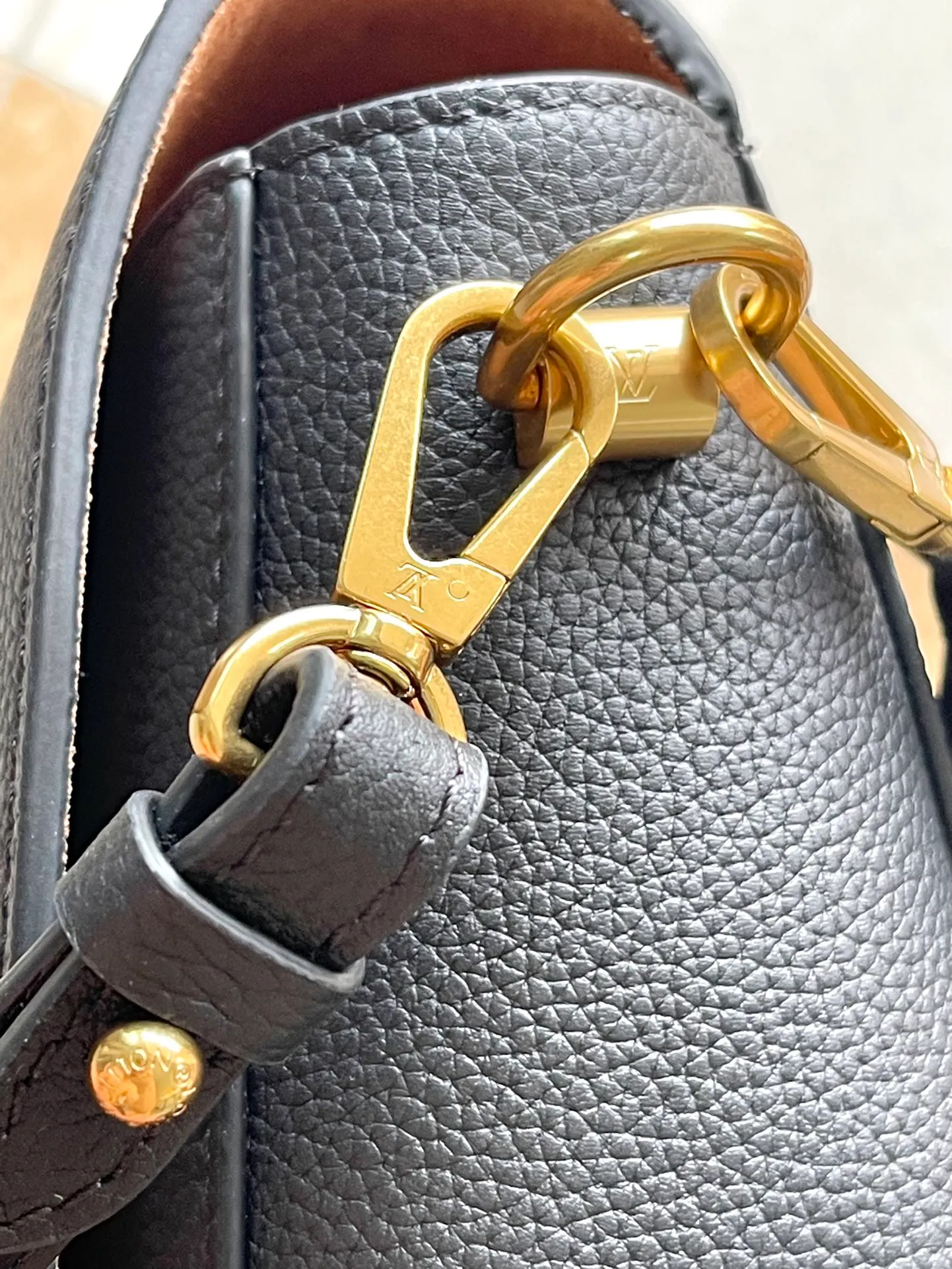 💰1280 (top layer leather) top quality original M24639 black. This SoftTwist handbag is made of soft cow leather and reinterprets the iconic Twist handbag in a generous size. The aged metal parts shine with a sleep-ready style, and the fitted design and multiple carrying methods enable a comfortable travel experience. Dimensions: 27 × 19 × 9 cm
