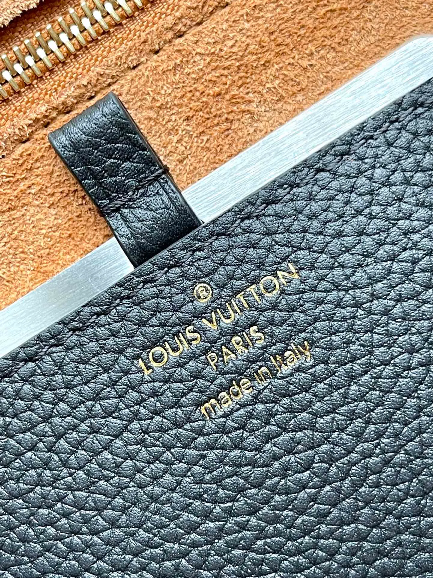 💰1280 (top layer leather) top quality original M24639 black. This SoftTwist handbag is made of soft cow leather and reinterprets the iconic Twist handbag in a generous size. The aged metal parts shine with a sleep-ready style, and the fitted design and multiple carrying methods enable a comfortable travel experience. Dimensions: 27 × 19 × 9 cm
