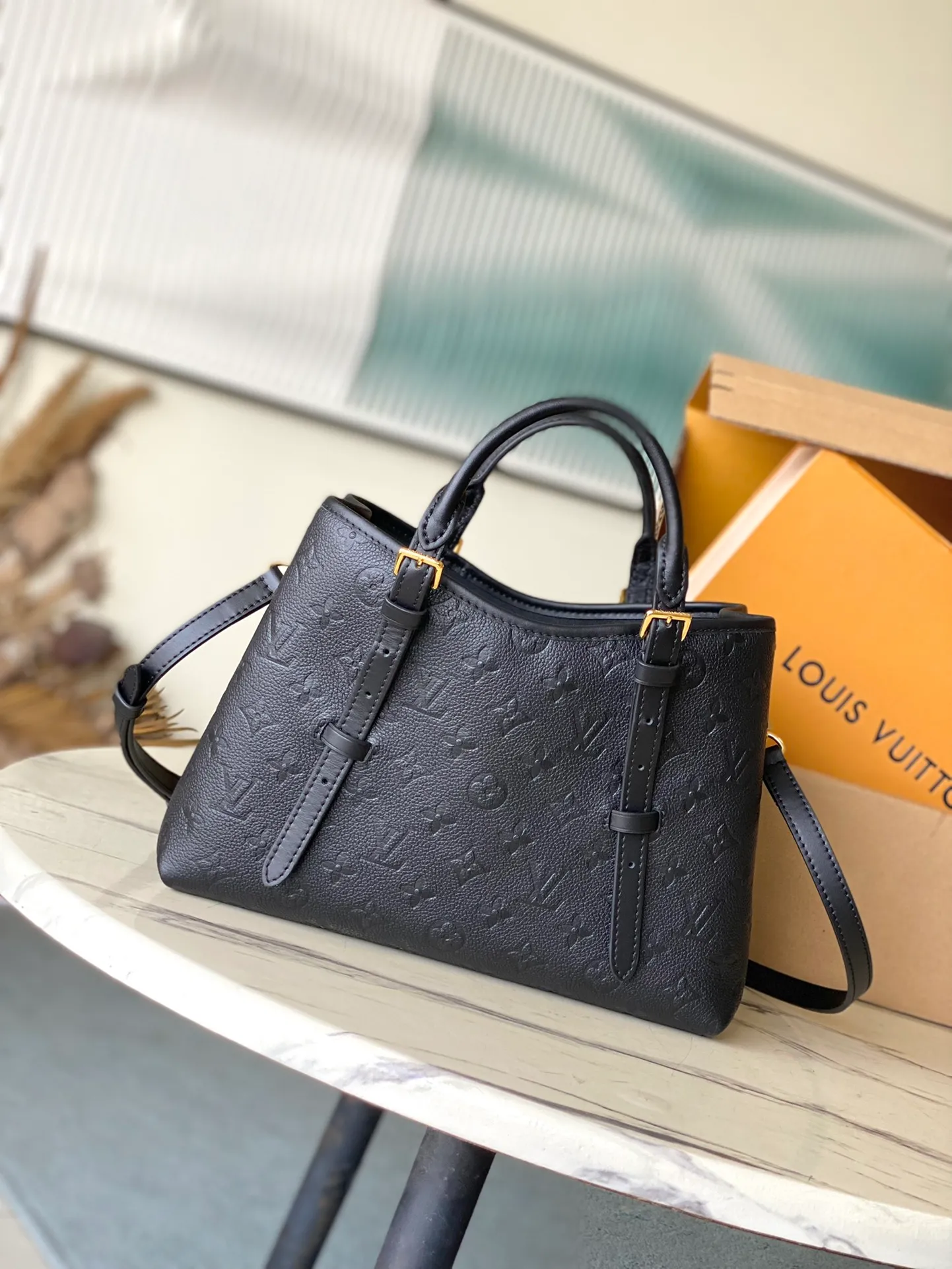 💰1140 (top-grain leather) top-quality original M11393 black. This Babylone Tote handbag originates from the Babylone fashion community in Paris. It is made of fine cow leather to outline neat lines, with ample space to store travel needs. There is a central zipper pocket inside and the adjustable handle allows for long or short shoulder wear. Dimensions: 31 × 21.5 × 13 cm