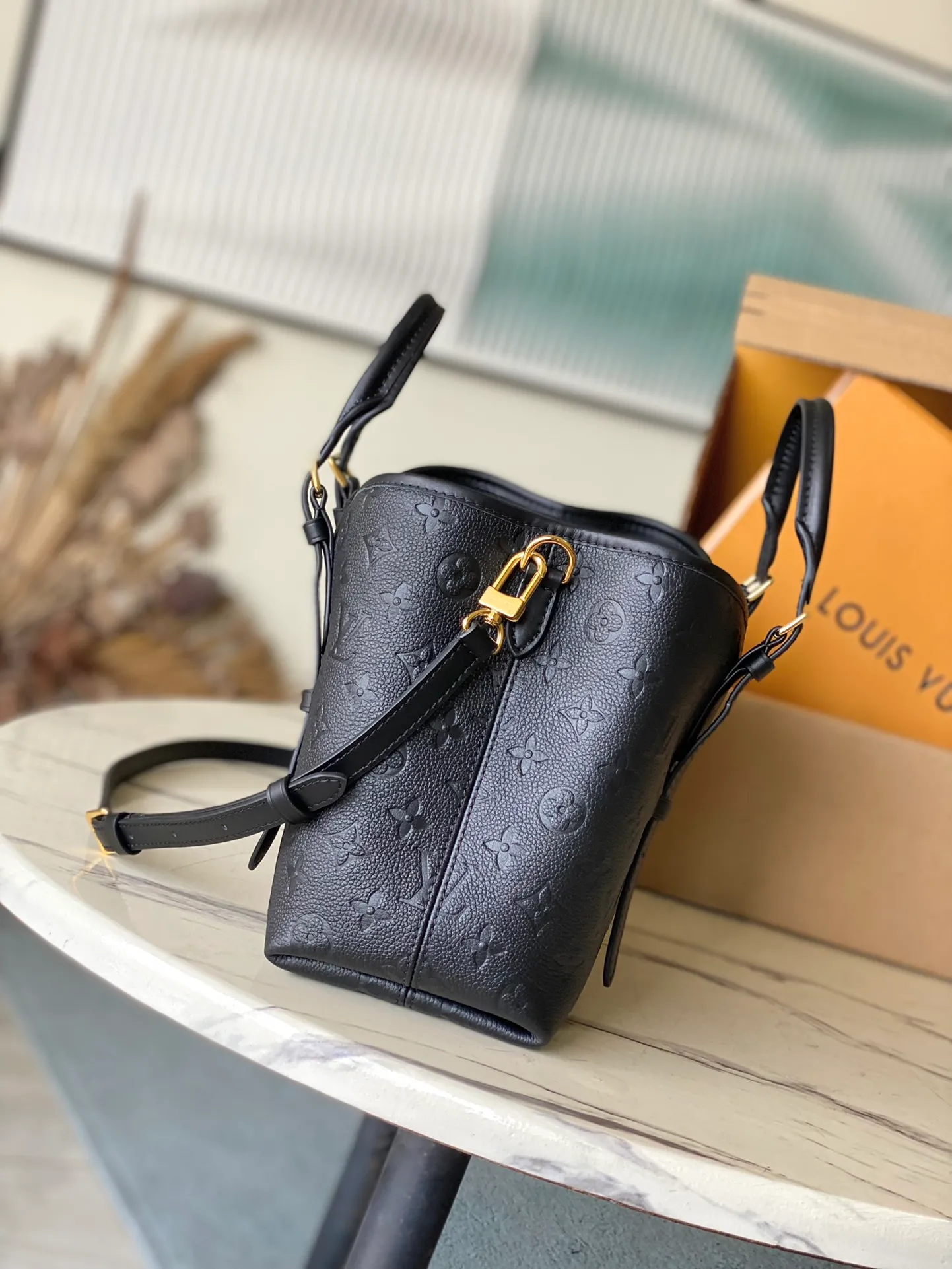 💰1140 (top-grain leather) top-quality original M11393 black. This Babylone Tote handbag originates from the Babylone fashion community in Paris. It is made of fine cow leather to outline neat lines, with ample space to store travel needs. There is a central zipper pocket inside and the adjustable handle allows for long or short shoulder wear. Dimensions: 31 × 21.5 × 13 cm