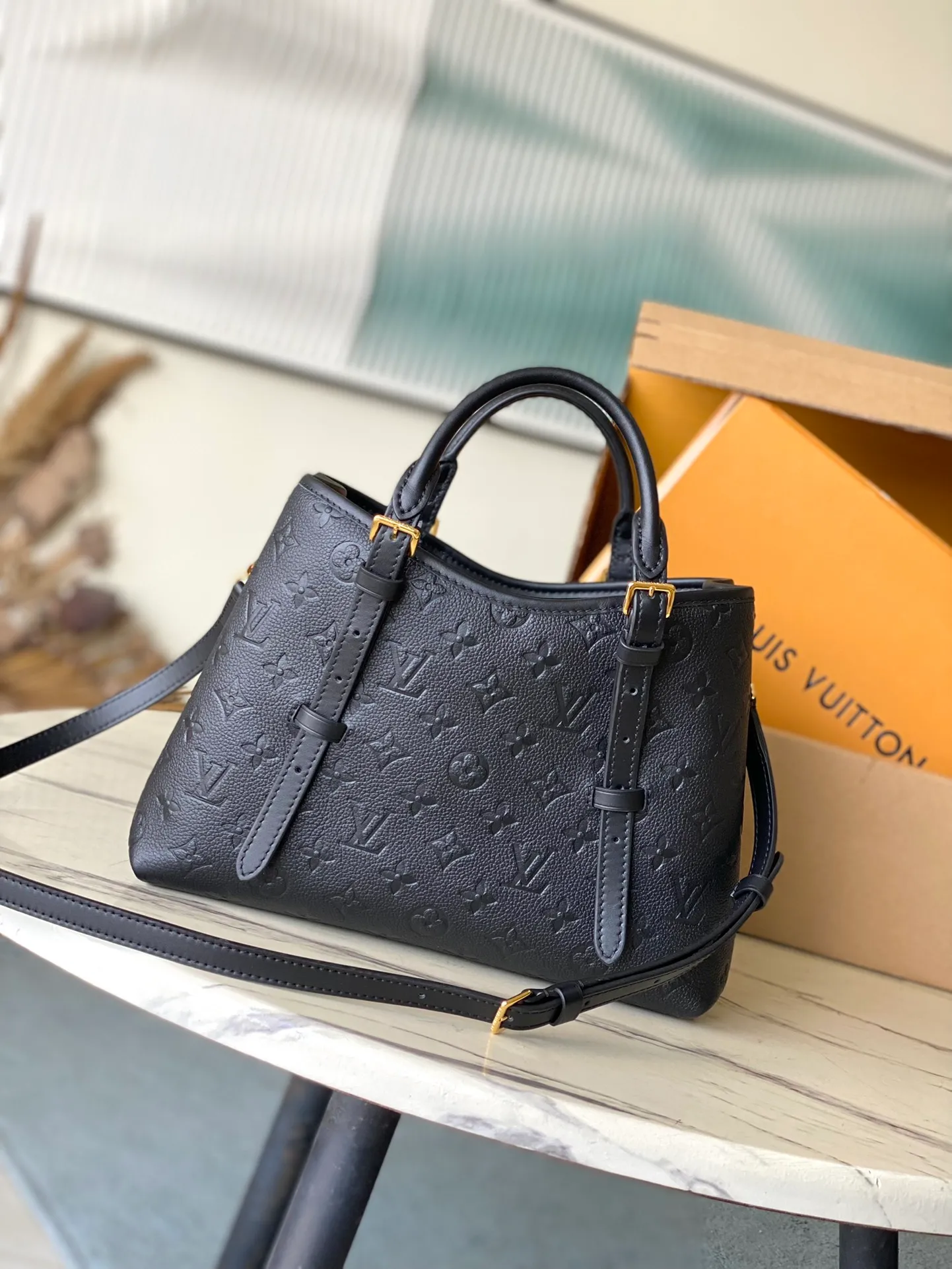 💰1140 (top-grain leather) top-quality original M11393 black. This Babylone Tote handbag originates from the Babylone fashion community in Paris. It is made of fine cow leather to outline neat lines, with ample space to store travel needs. There is a central zipper pocket inside and the adjustable handle allows for long or short shoulder wear. Dimensions: 31 × 21.5 × 13 cm