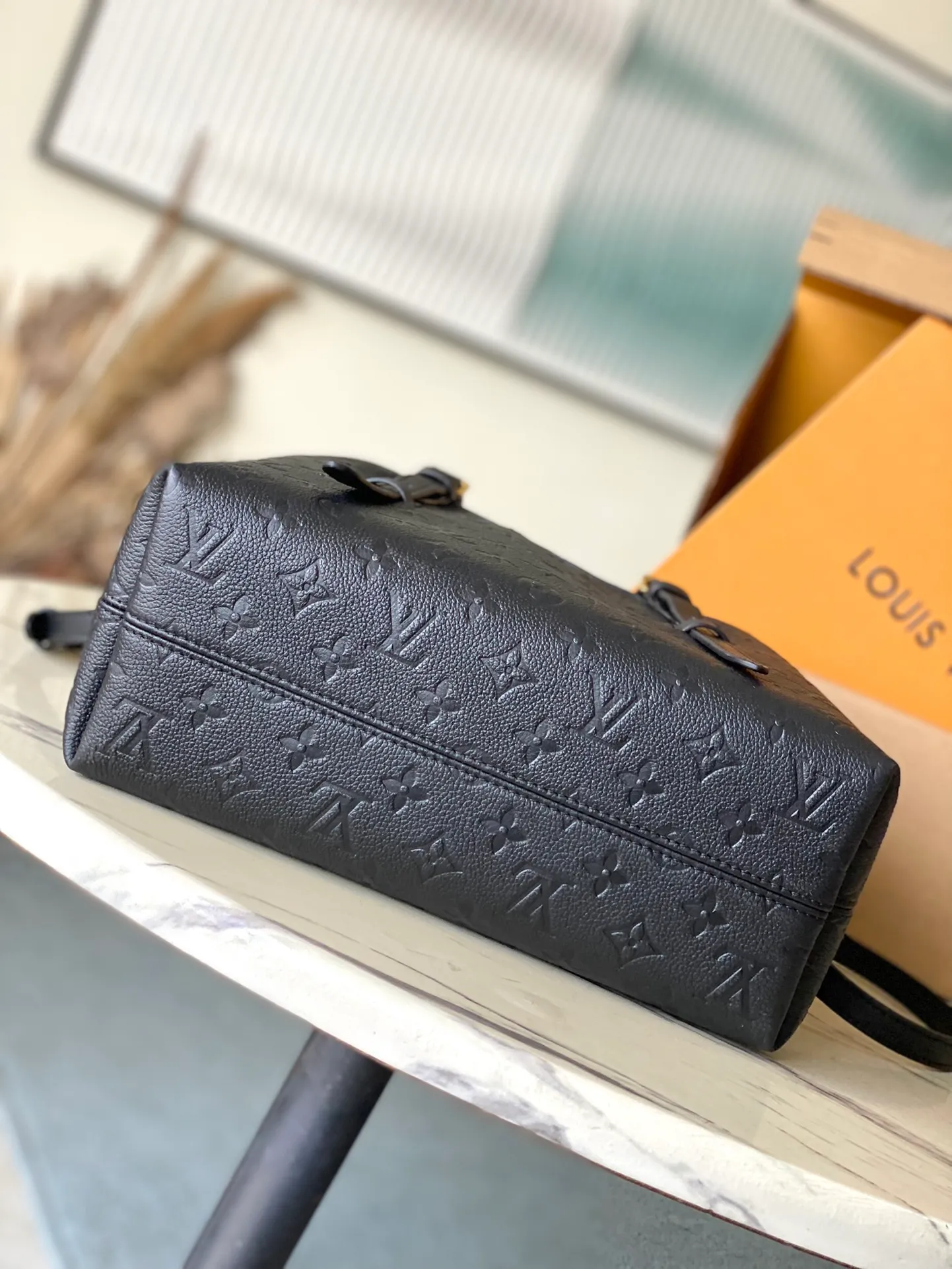 💰1140 (top-grain leather) top-quality original M11393 black. This Babylone Tote handbag originates from the Babylone fashion community in Paris. It is made of fine cow leather to outline neat lines, with ample space to store travel needs. There is a central zipper pocket inside and the adjustable handle allows for long or short shoulder wear. Dimensions: 31 × 21.5 × 13 cm