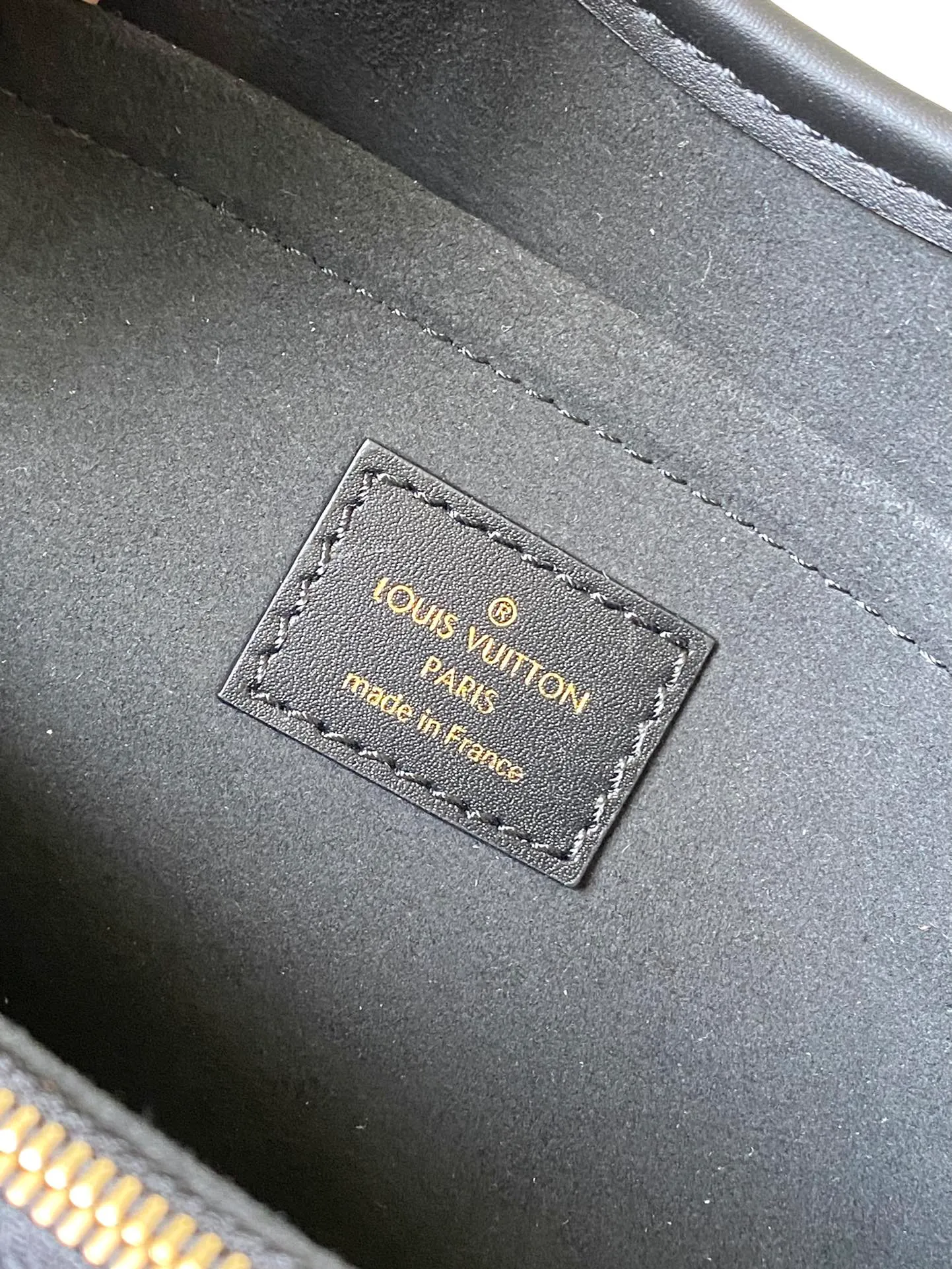 💰1140 (top-grain leather) top-quality original M11393 black. This Babylone Tote handbag originates from the Babylone fashion community in Paris. It is made of fine cow leather to outline neat lines, with ample space to store travel needs. There is a central zipper pocket inside and the adjustable handle allows for long or short shoulder wear. Dimensions: 31 × 21.5 × 13 cm
