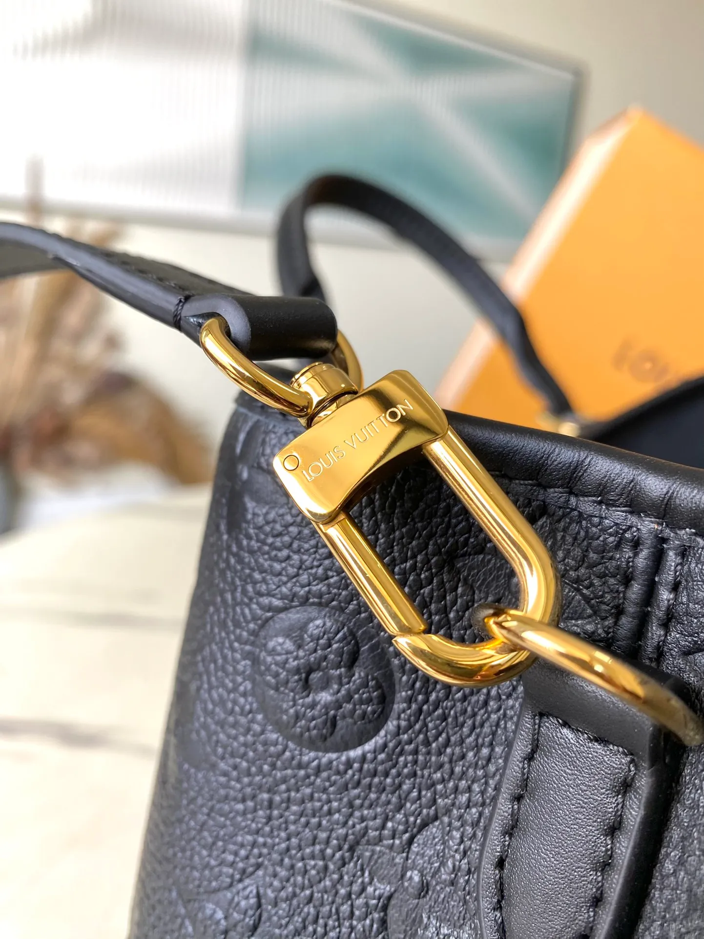 💰1140 (top-grain leather) top-quality original M11393 black. This Babylone Tote handbag originates from the Babylone fashion community in Paris. It is made of fine cow leather to outline neat lines, with ample space to store travel needs. There is a central zipper pocket inside and the adjustable handle allows for long or short shoulder wear. Dimensions: 31 × 21.5 × 13 cm
