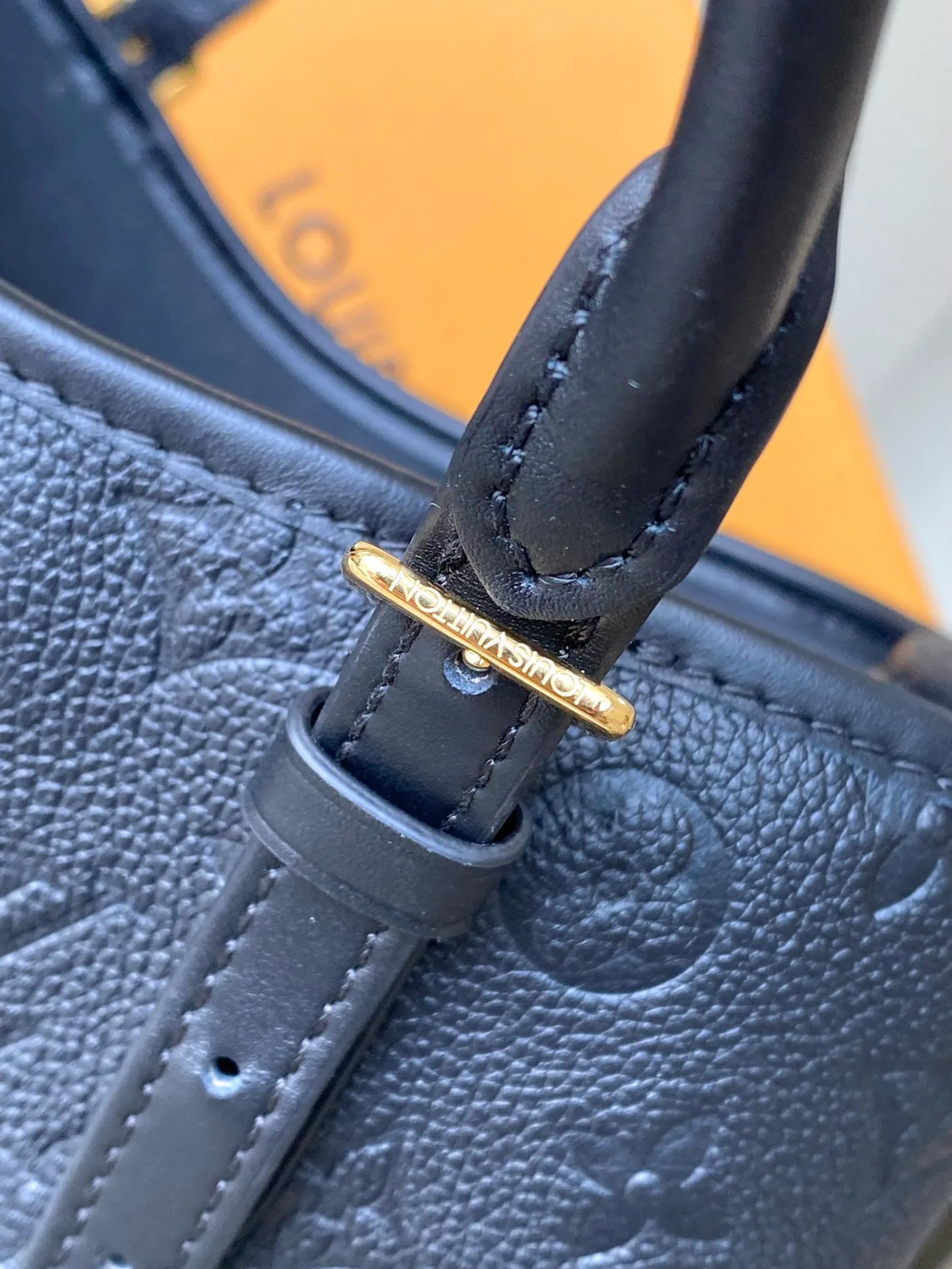 💰1140 (top-grain leather) top-quality original M11393 black. This Babylone Tote handbag originates from the Babylone fashion community in Paris. It is made of fine cow leather to outline neat lines, with ample space to store travel needs. There is a central zipper pocket inside and the adjustable handle allows for long or short shoulder wear. Dimensions: 31 × 21.5 × 13 cm