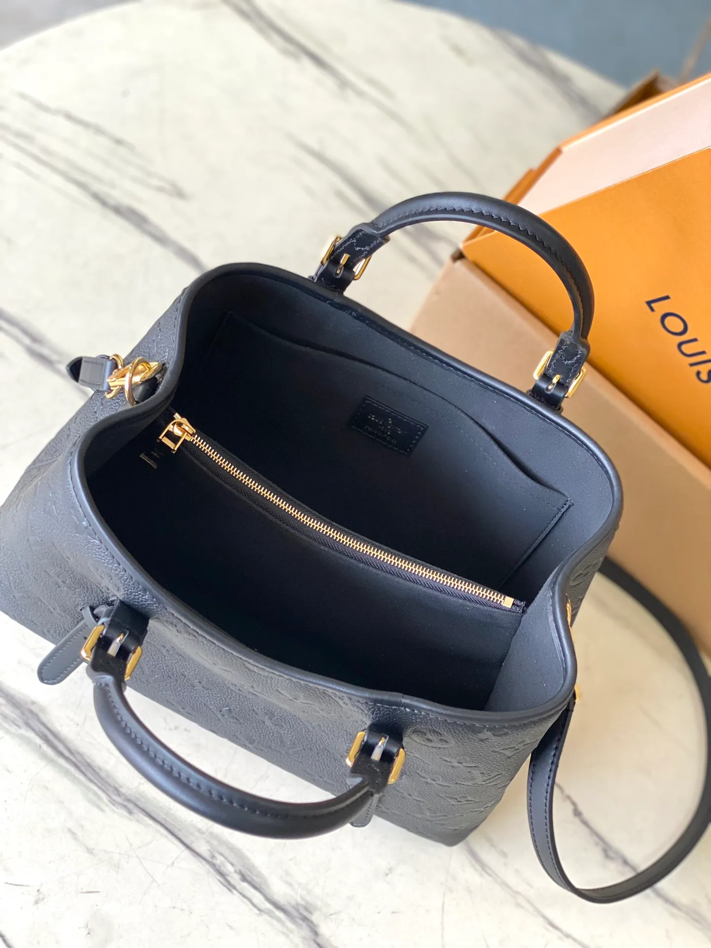💰1140 (top-grain leather) top-quality original M11393 black. This Babylone Tote handbag originates from the Babylone fashion community in Paris. It is made of fine cow leather to outline neat lines, with ample space to store travel needs. There is a central zipper pocket inside and the adjustable handle allows for long or short shoulder wear. Dimensions: 31 × 21.5 × 13 cm