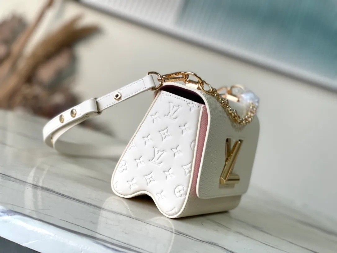 💰1160 (top layer leather) top original order M50332 off-white letters This Twist PM bag is made of Epi leather with a unique ridged texture and decorated with smooth cowhide. It features a silver LV Twist twist lock and a personalized two-tone lettered chain for a refined style. The well-organized interior features multiple pockets, including a removable mirror and a zippered compartment for change or keys. Detachable smart strap adjusts for shoulder and cross-body wear. 19x 15x 9 cm