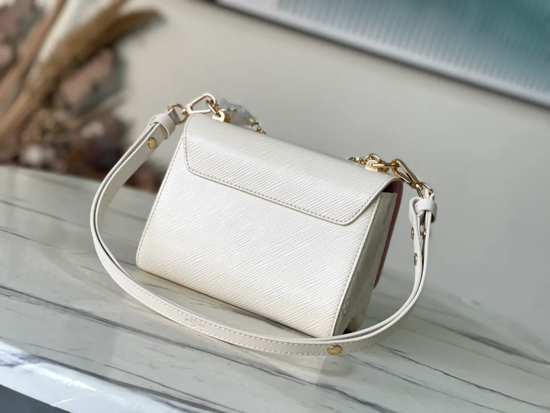 💰1160 (top layer leather) top original order M50332 off-white letters This Twist PM bag is made of Epi leather with a unique ridged texture and decorated with smooth cowhide. It features a silver LV Twist twist lock and a personalized two-tone lettered chain for a refined style. The well-organized interior features multiple pockets, including a removable mirror and a zippered compartment for change or keys. Detachable smart strap adjusts for shoulder and cross-body wear. 19x 15x 9 cm