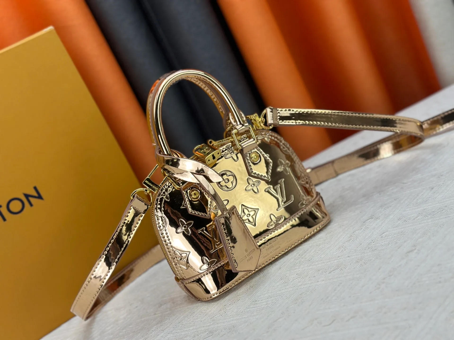 P280 M11835 M53152 82717 90611 The Alma mini handbag of the LVSki series draws inspiration from the Louis Vuitton archive hard box, rendering a new Monogram Miroir effect on the Monogram embossed coated canvas, highlighting the concept of retro futurism. Spacious interior patch pockets ensure organized storage. Size: 18x12x8cm