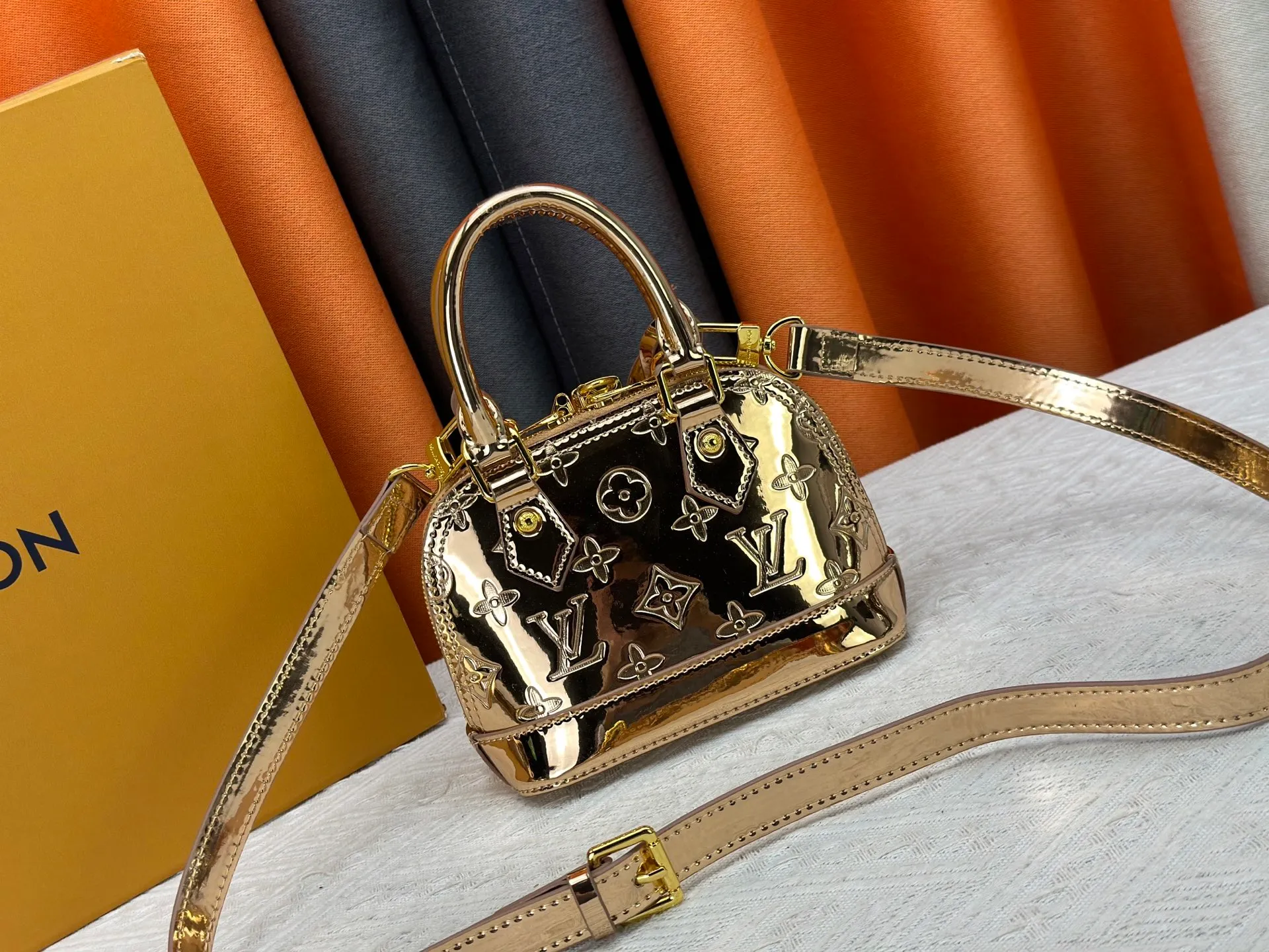 P280 M11835 M53152 82717 90611 The Alma mini handbag of the LVSki series draws inspiration from the Louis Vuitton archive hard box, rendering a new Monogram Miroir effect on the Monogram embossed coated canvas, highlighting the concept of retro futurism. Spacious interior patch pockets ensure organized storage. Size: 18x12x8cm