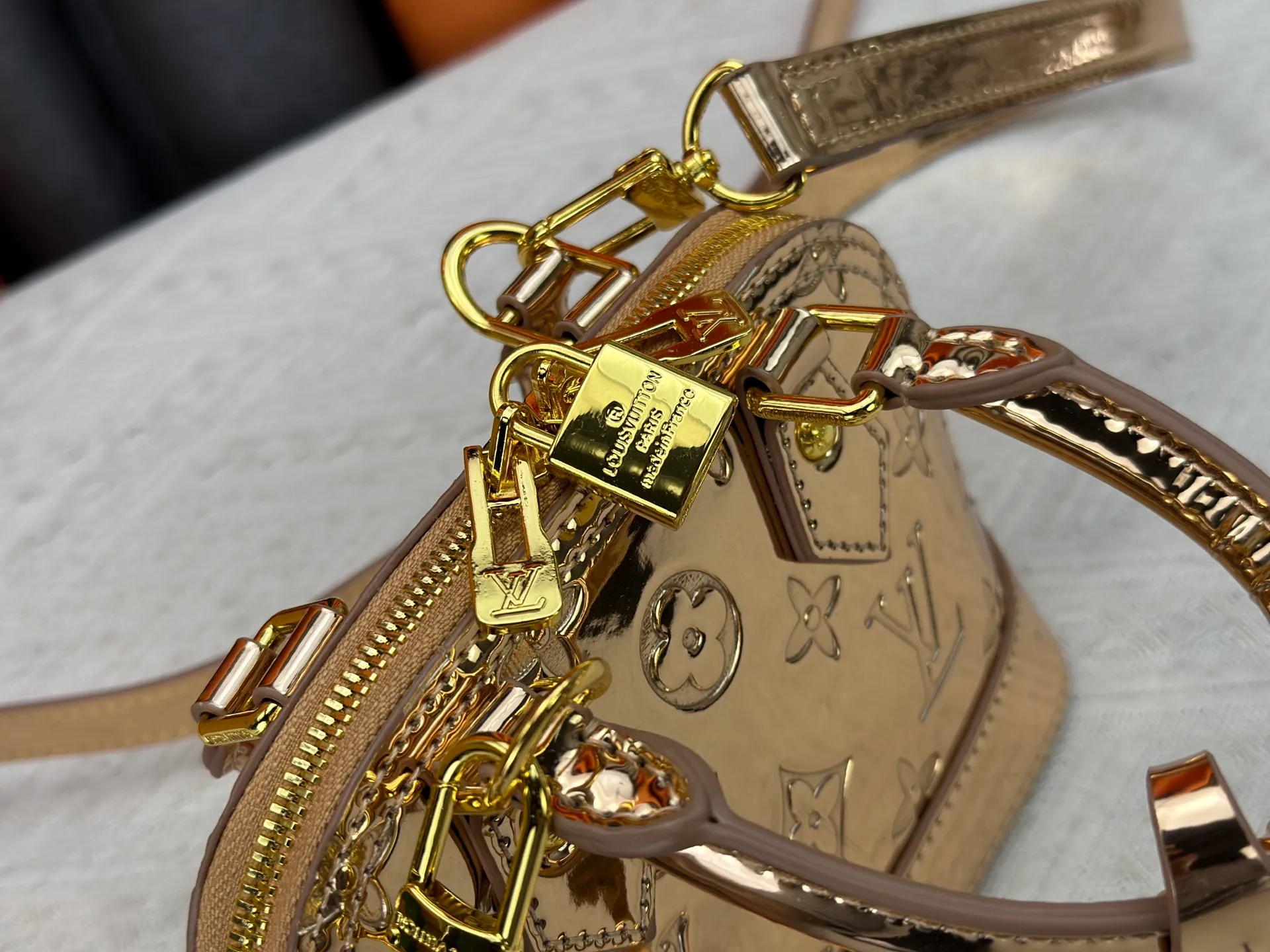 P280 M11835 M53152 82717 90611 The Alma mini handbag of the LVSki series draws inspiration from the Louis Vuitton archive hard box, rendering a new Monogram Miroir effect on the Monogram embossed coated canvas, highlighting the concept of retro futurism. Spacious interior patch pockets ensure organized storage. Size: 18x12x8cm