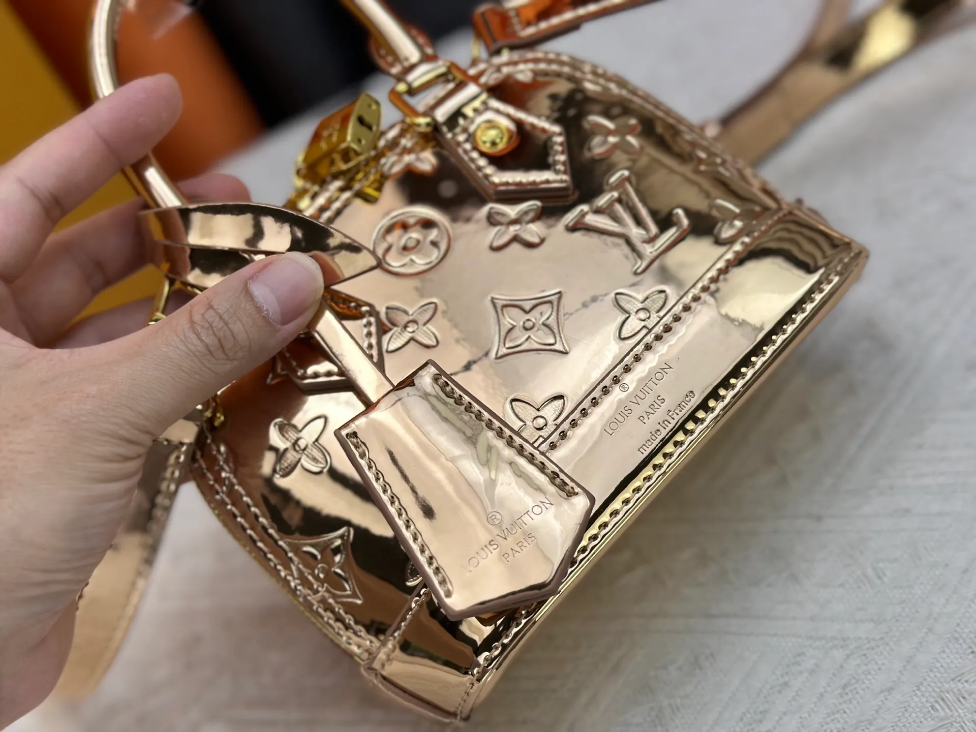 P280 M11835 M53152 82717 90611 The Alma mini handbag of the LVSki series draws inspiration from the Louis Vuitton archive hard box, rendering a new Monogram Miroir effect on the Monogram embossed coated canvas, highlighting the concept of retro futurism. Spacious interior patch pockets ensure organized storage. Size: 18x12x8cm