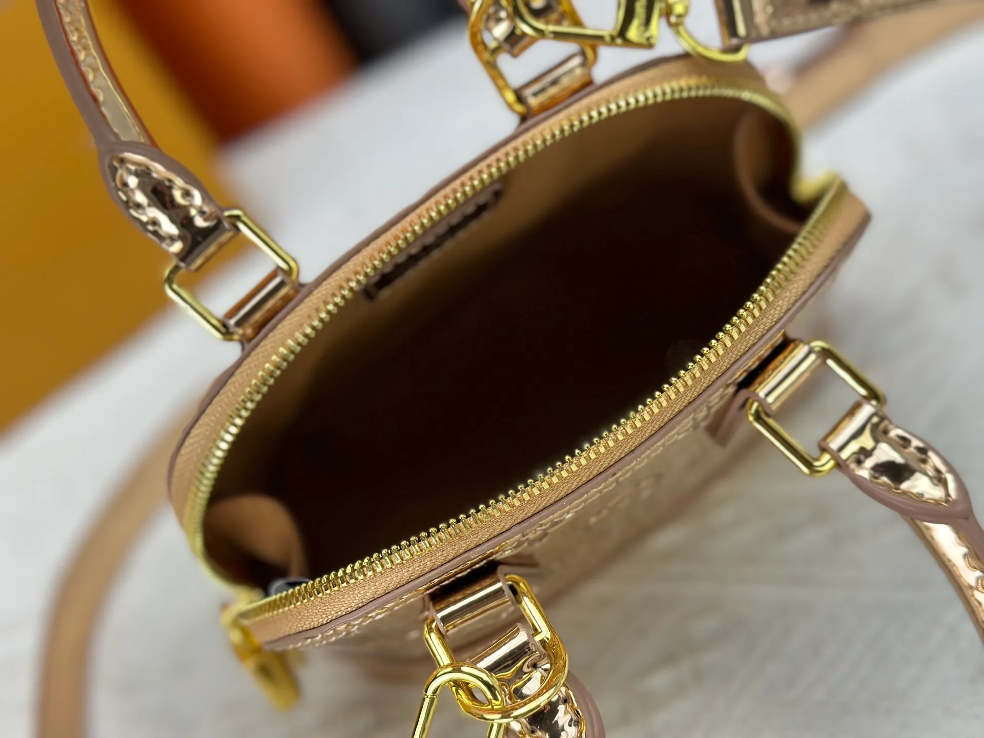 P280 M11835 M53152 82717 90611 The Alma mini handbag of the LVSki series draws inspiration from the Louis Vuitton archive hard box, rendering a new Monogram Miroir effect on the Monogram embossed coated canvas, highlighting the concept of retro futurism. Spacious interior patch pockets ensure organized storage. Size: 18x12x8cm