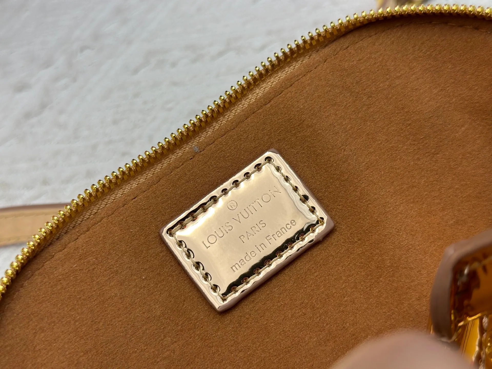 P280 M11835 M53152 82717 90611 The Alma mini handbag of the LVSki series draws inspiration from the Louis Vuitton archive hard box, rendering a new Monogram Miroir effect on the Monogram embossed coated canvas, highlighting the concept of retro futurism. Spacious interior patch pockets ensure organized storage. Size: 18x12x8cm