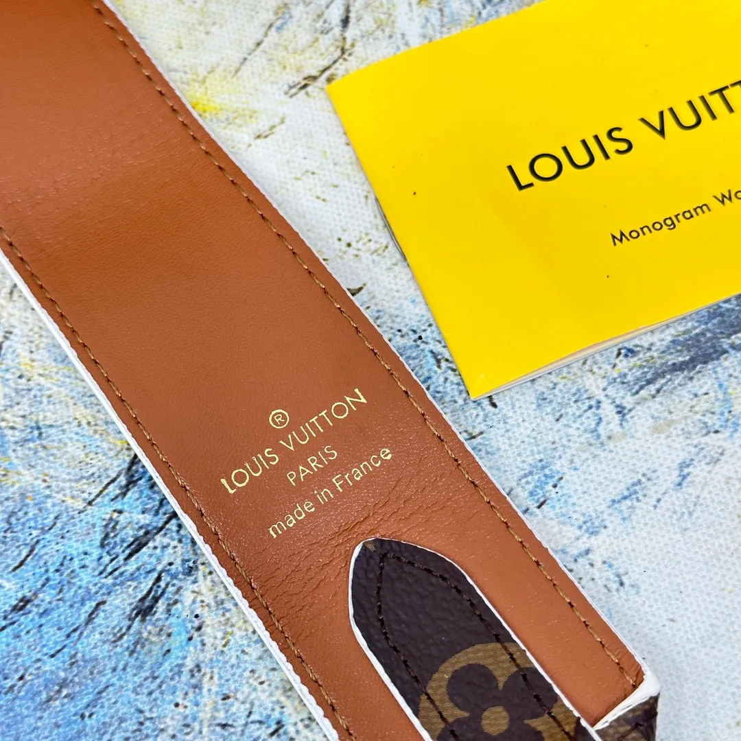 💰96 💎Top original super versatile MONOGRAM shoulder strap J02330 is made of Monogram canvas fabric and lined with stunning Rose Poudre Nappa leather. This shoulder strap is the best choice for creating a personal Louis Vuitton bag. Novel and versatile: super practical spring buckle design, easy to connect and remove. 90.0 x 4.0 x 0.2 cm (Length x Height x Width) - Monogram coated canvas - Nappa leather lining - Gold-tone hardware - 2 spring buckles - 2 Moroccan leather loops