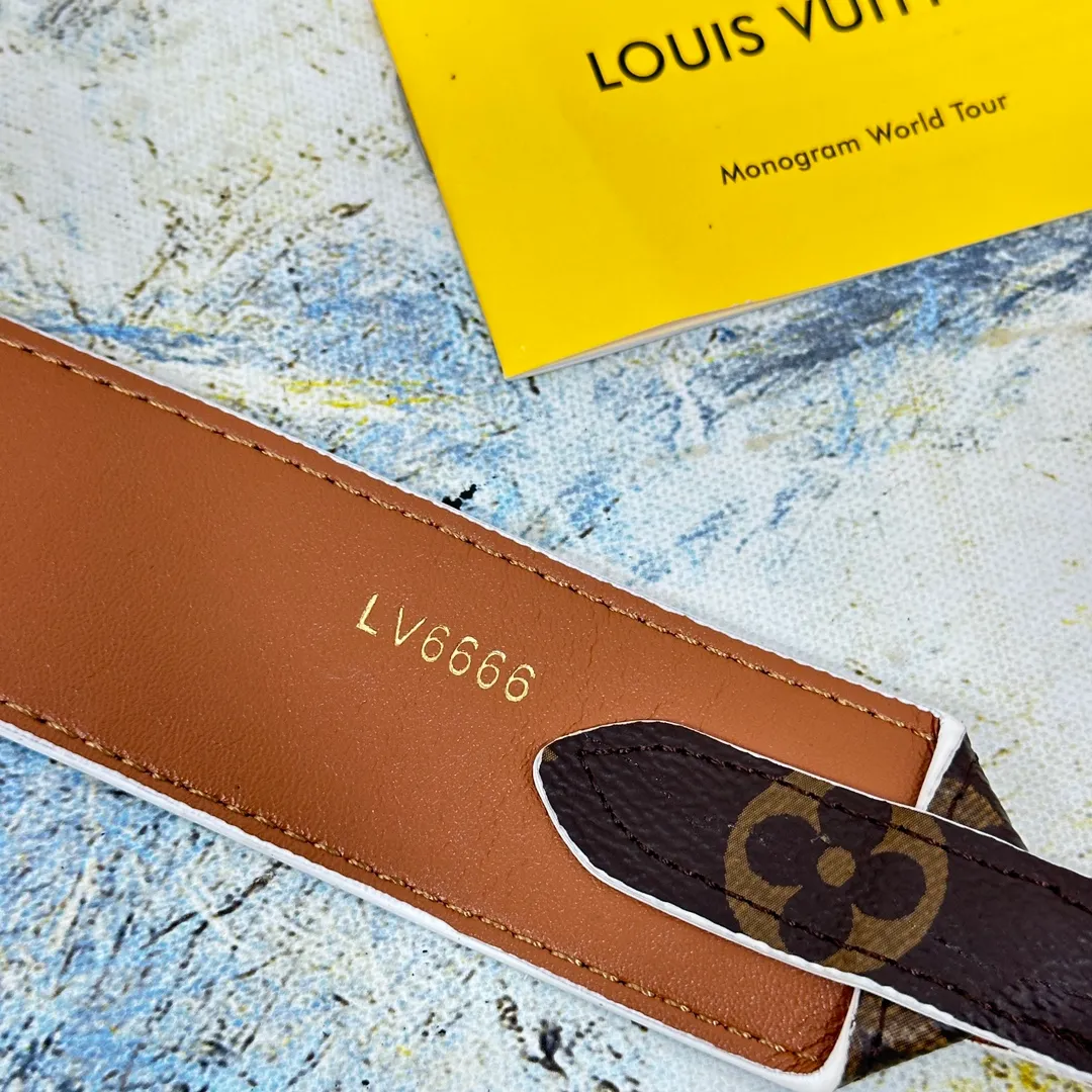 💰96 💎Top original super versatile MONOGRAM shoulder strap J02330 is made of Monogram canvas fabric and lined with stunning Rose Poudre Nappa leather. This shoulder strap is the best choice for creating a personal Louis Vuitton bag. Novel and versatile: super practical spring buckle design, easy to connect and remove. 90.0 x 4.0 x 0.2 cm (Length x Height x Width) - Monogram coated canvas - Nappa leather lining - Gold-tone hardware - 2 spring buckles - 2 Moroccan leather loops