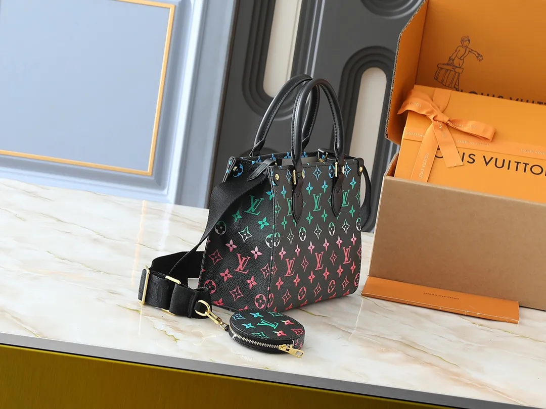 💰260💰Upgraded original version 🔥New style🔥M45659 M46373 M44571 This small OnTheGo handbag is made of Monogram and Monogram Reverse canvas, with the Monogram Giant pattern embellished on it. The Toron handle and the jacquard textured shoulder strap decorated with the brand's logo create a visual contrast, and the detachable coin bag is suitable for storing change or small items. It combines fashionable charm with various functions, making it a good daily companion. 25.0 x 19.0 x 11.5 cm (length x height x width)