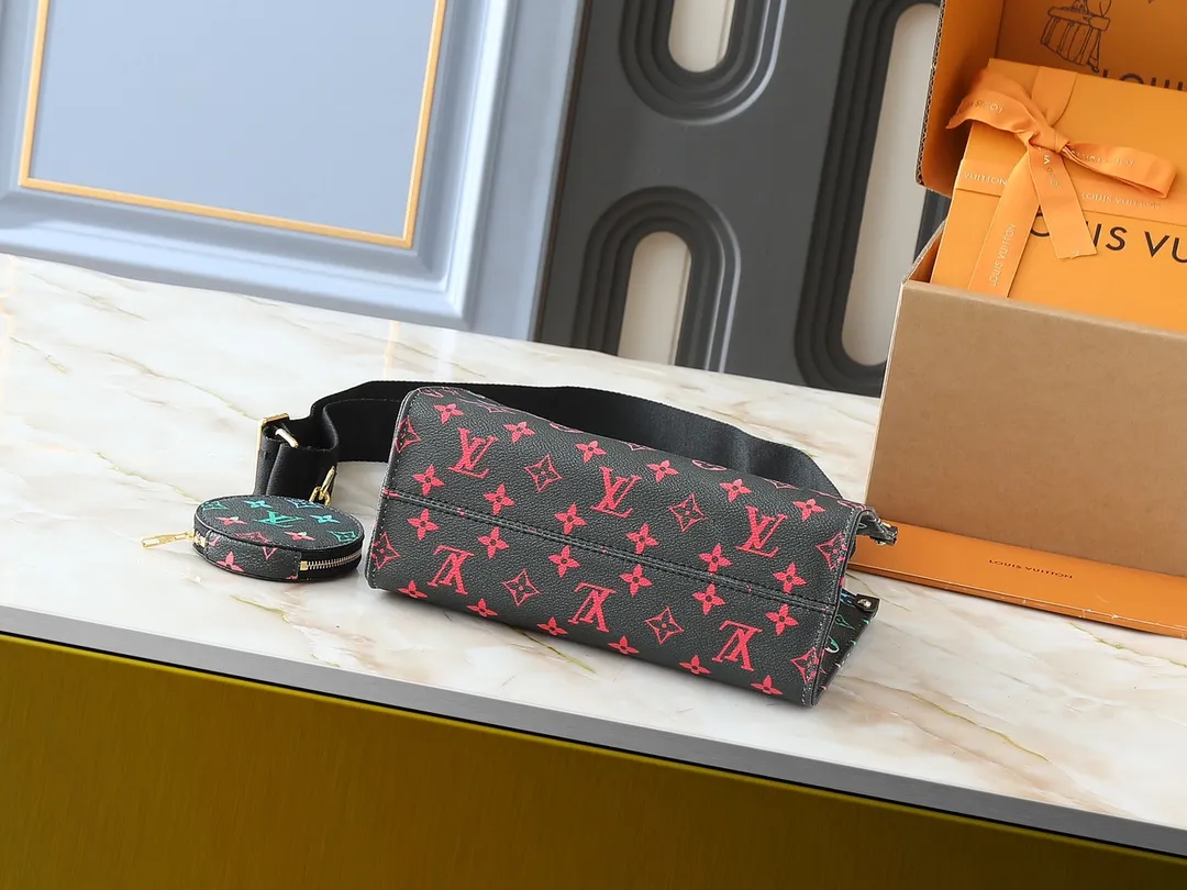 💰260💰Upgraded original version 🔥New style🔥M45659 M46373 M44571 This small OnTheGo handbag is made of Monogram and Monogram Reverse canvas, with the Monogram Giant pattern embellished on it. The Toron handle and the jacquard textured shoulder strap decorated with the brand's logo create a visual contrast, and the detachable coin bag is suitable for storing change or small items. It combines fashionable charm with various functions, making it a good daily companion. 25.0 x 19.0 x 11.5 cm (length x height x width)