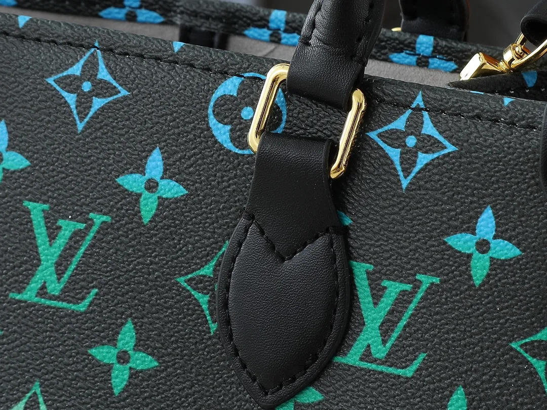 💰260💰Upgraded original version 🔥New style🔥M45659 M46373 M44571 This small OnTheGo handbag is made of Monogram and Monogram Reverse canvas, with the Monogram Giant pattern embellished on it. The Toron handle and the jacquard textured shoulder strap decorated with the brand's logo create a visual contrast, and the detachable coin bag is suitable for storing change or small items. It combines fashionable charm with various functions, making it a good daily companion. 25.0 x 19.0 x 11.5 cm (length x height x width)
