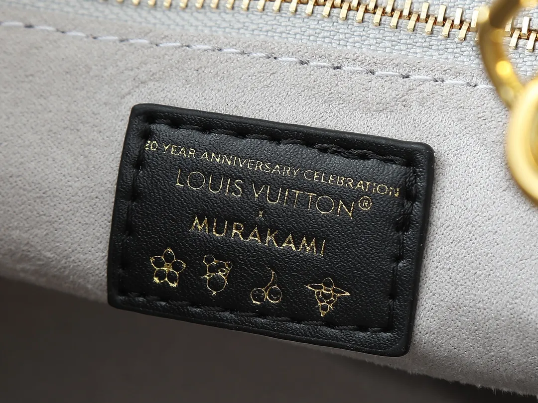 💰260💰Upgraded original version 🔥New style🔥M45659 M46373 M44571 This small OnTheGo handbag is made of Monogram and Monogram Reverse canvas, with the Monogram Giant pattern embellished on it. The Toron handle and the jacquard textured shoulder strap decorated with the brand's logo create a visual contrast, and the detachable coin bag is suitable for storing change or small items. It combines fashionable charm with various functions, making it a good daily companion. 25.0 x 19.0 x 11.5 cm (length x height x width)